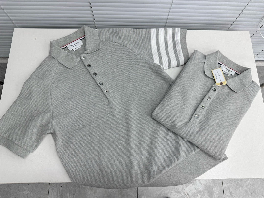 قميص أزرق داكن ورمادي