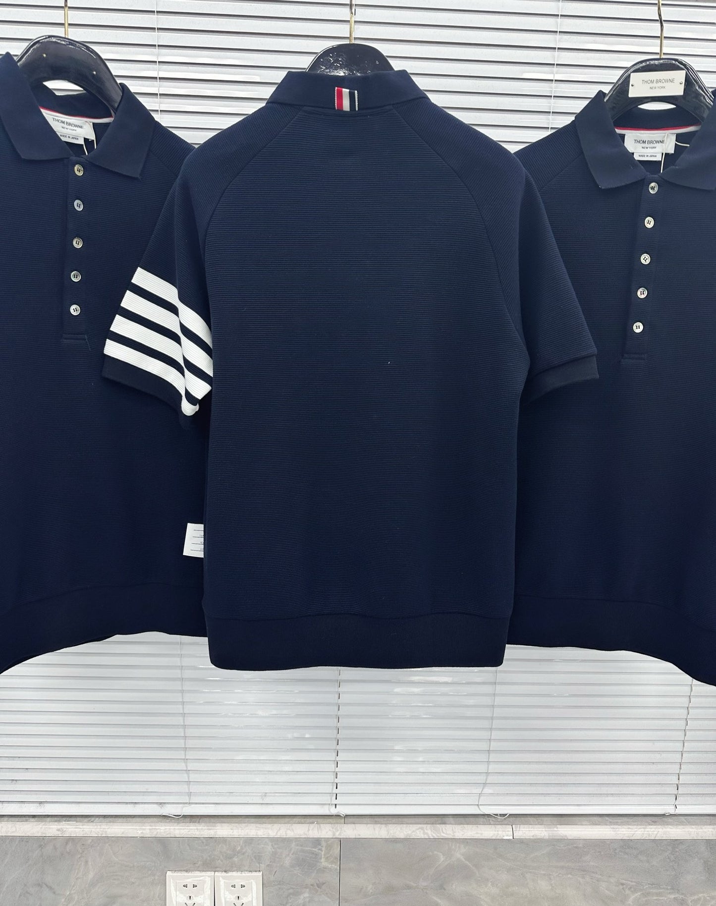 قميص أزرق داكن ورمادي