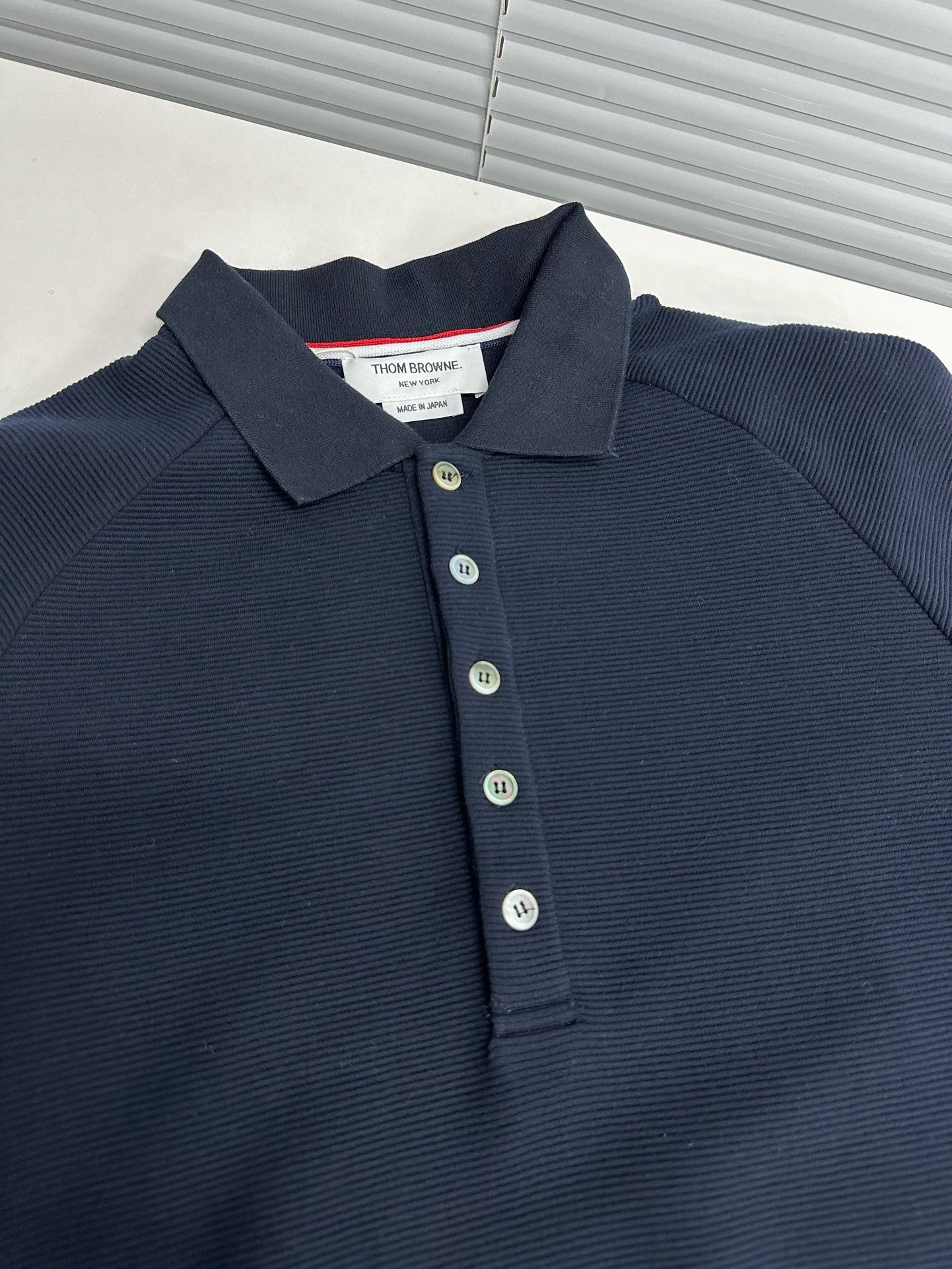 قميص أزرق داكن ورمادي