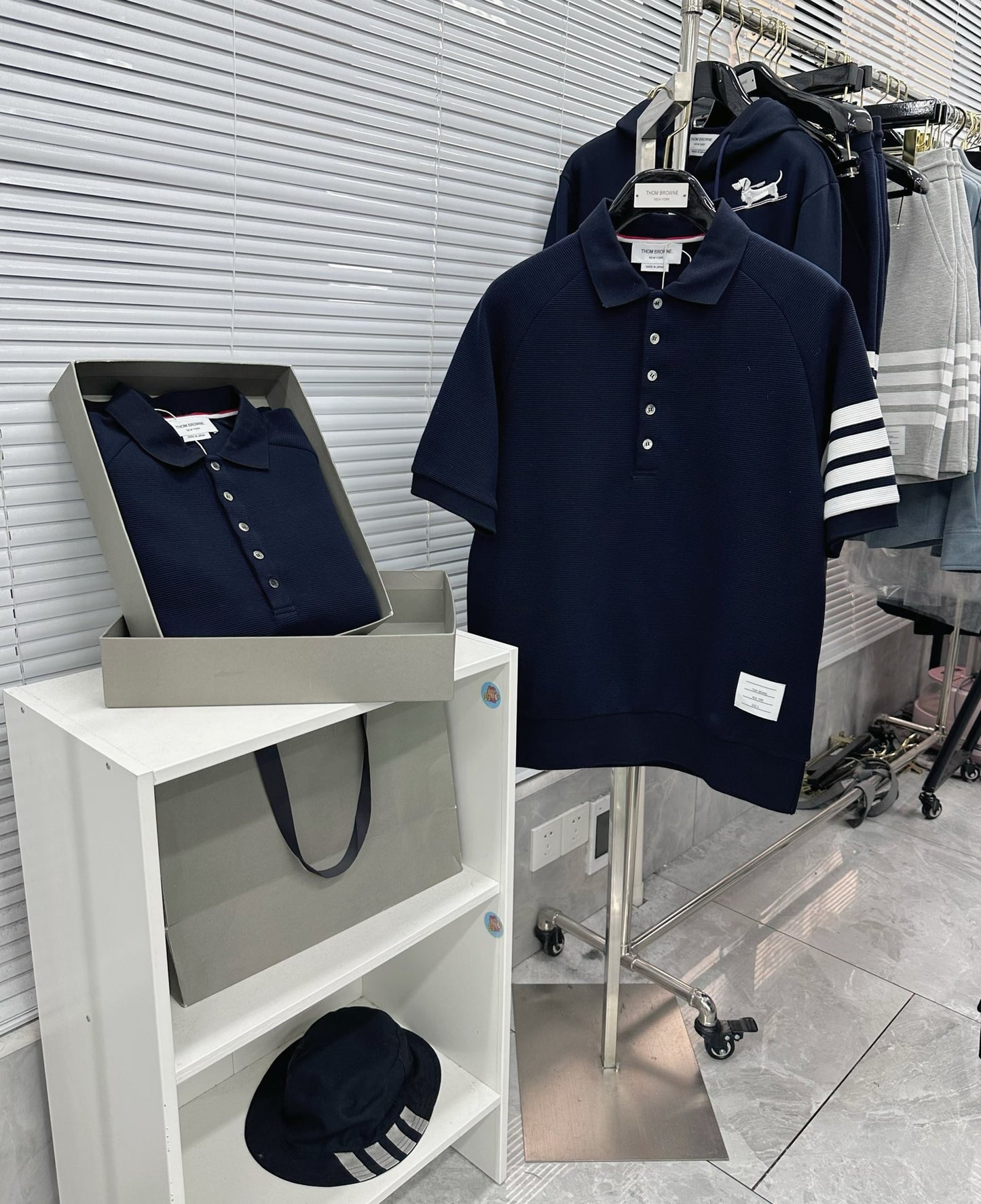 قميص أزرق داكن ورمادي