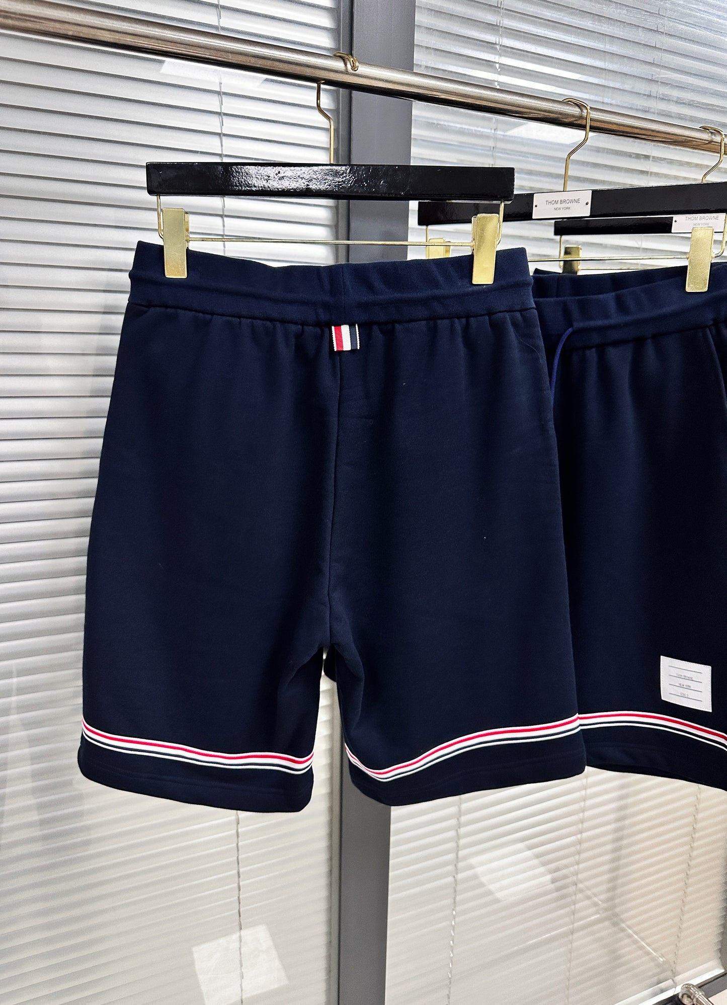 شورت أزرق داكن ورمادي