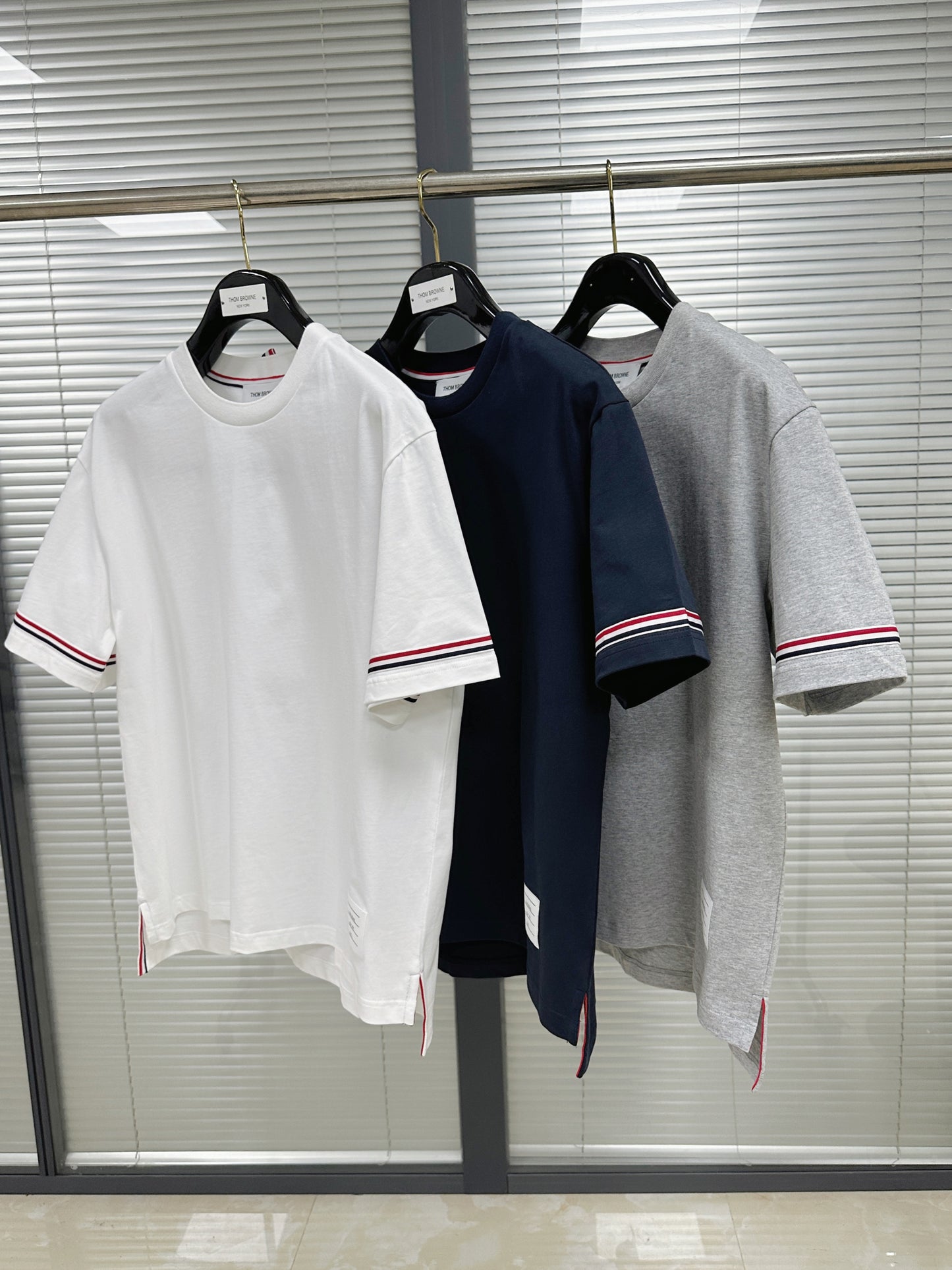 تي شيرت متعدد الألوان