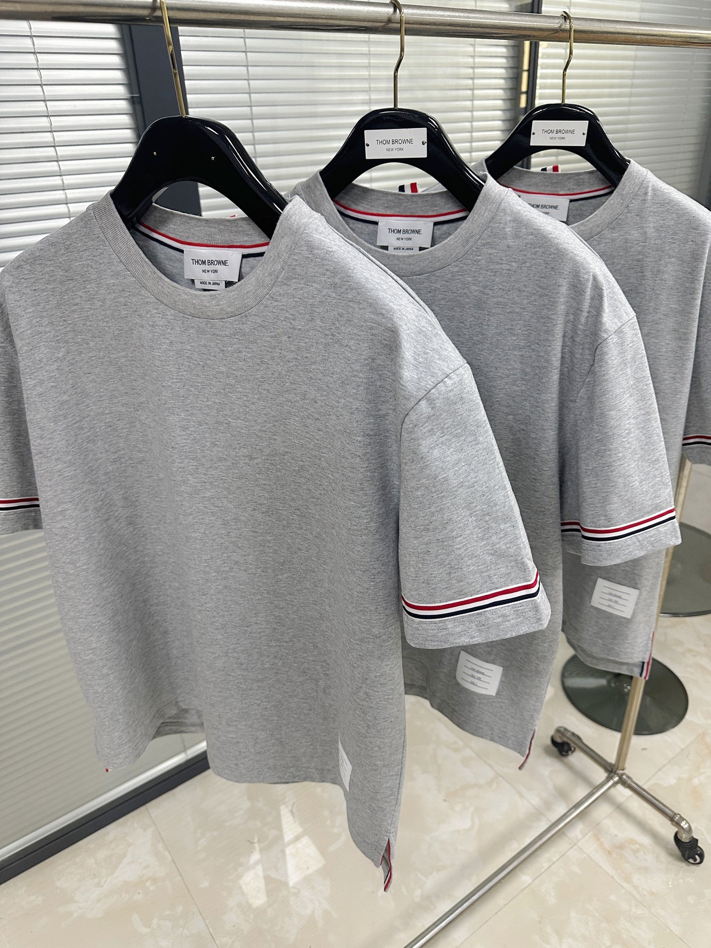 تي شيرت متعدد الألوان