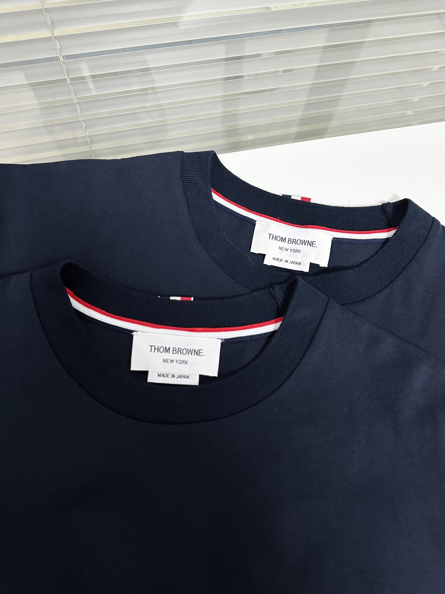 تي شيرت متعدد الألوان