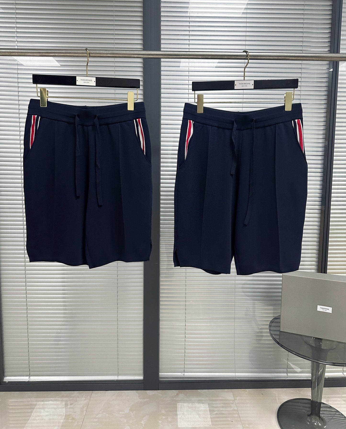 شورت أبيض وأزرق داكن