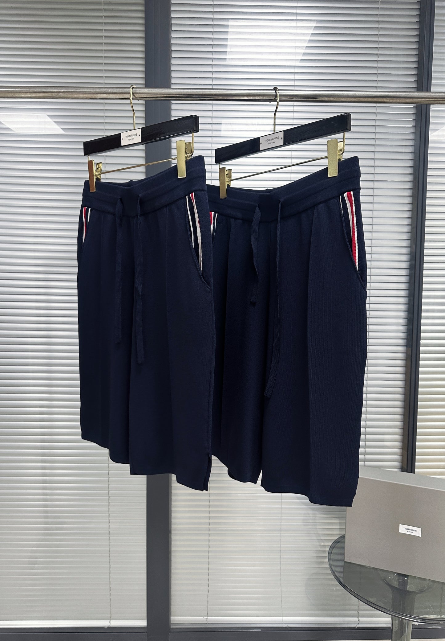 شورت أبيض وأزرق داكن