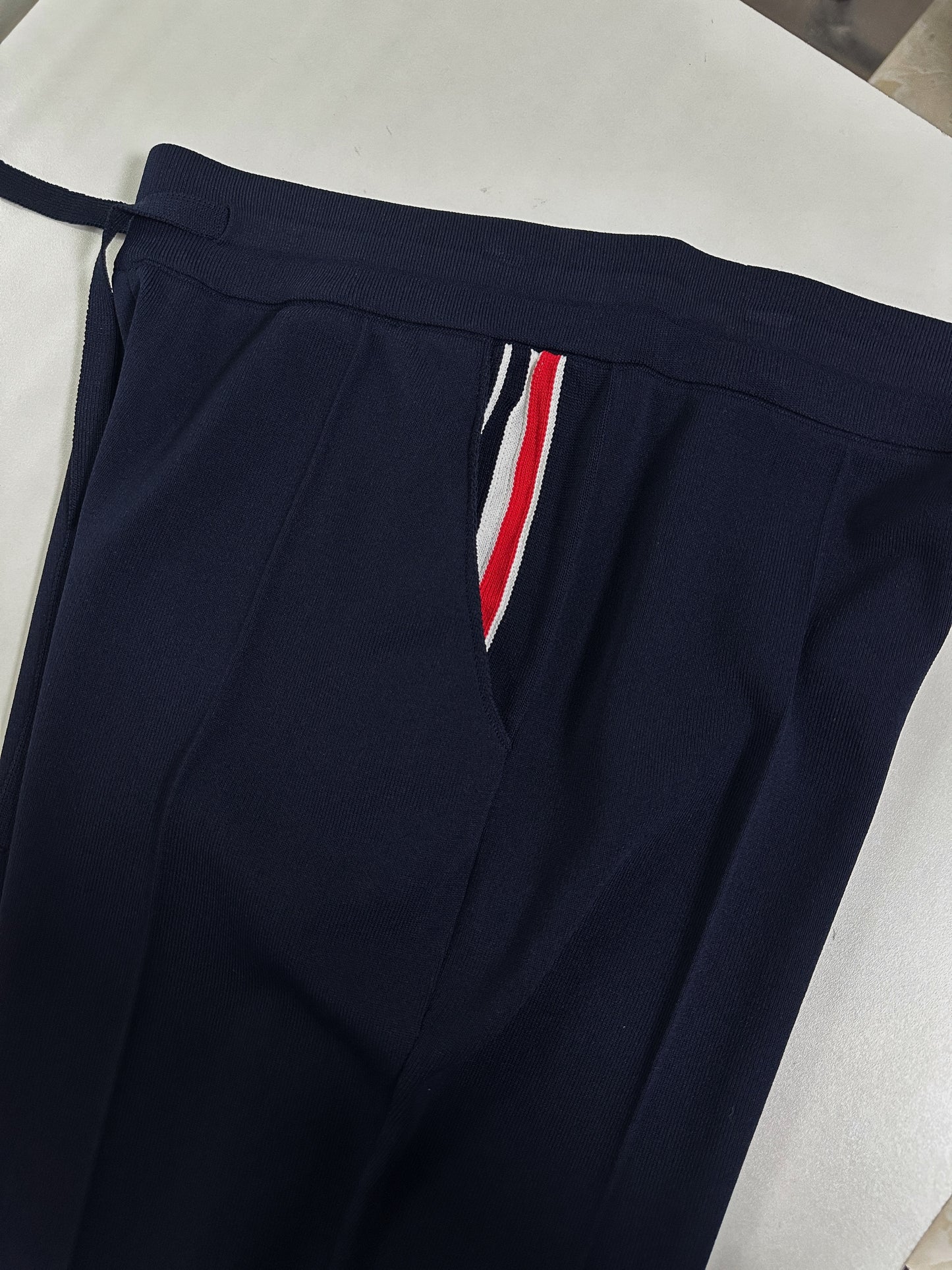 شورت أبيض وأزرق داكن