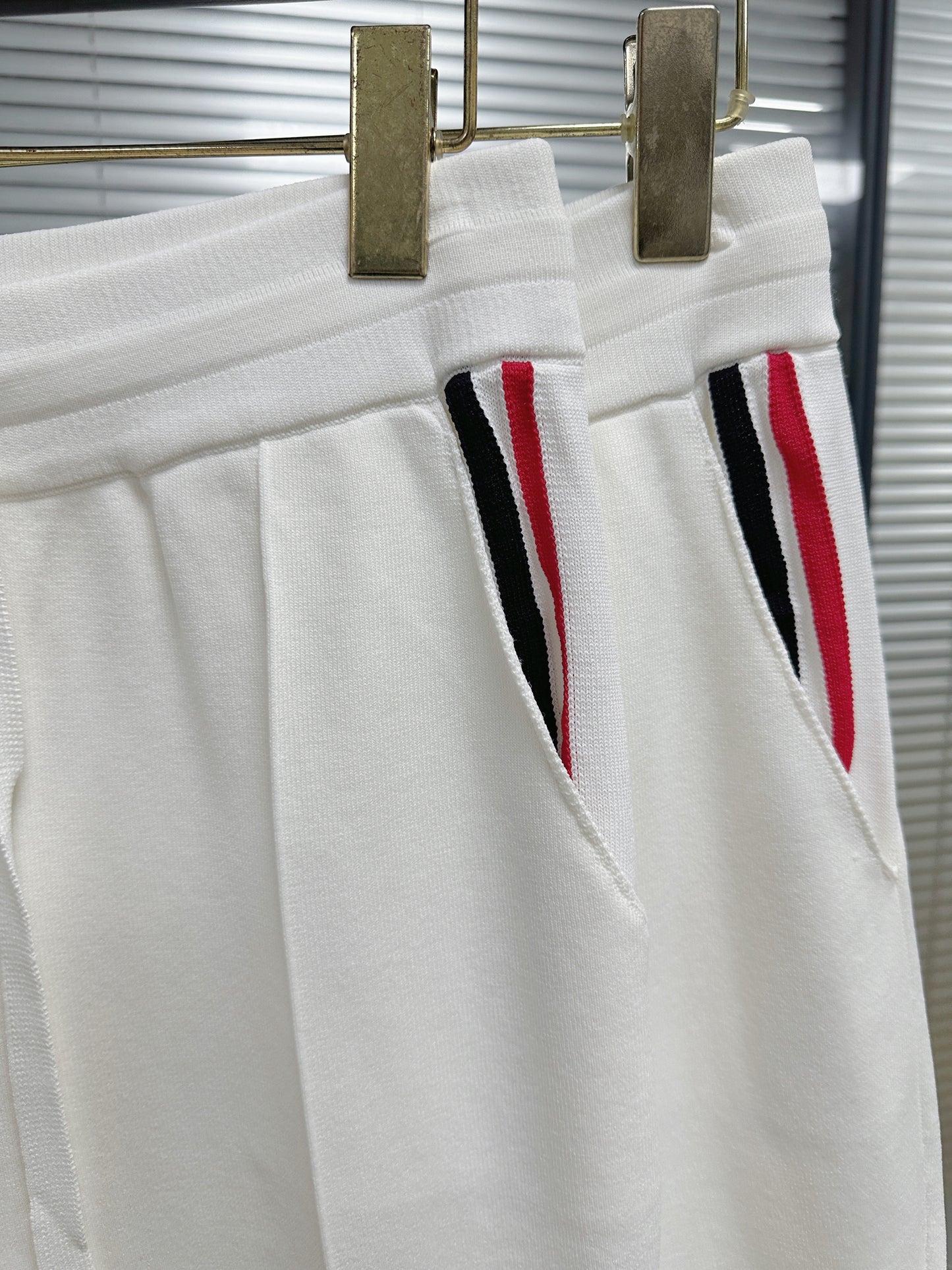 شورت أبيض وأزرق داكن