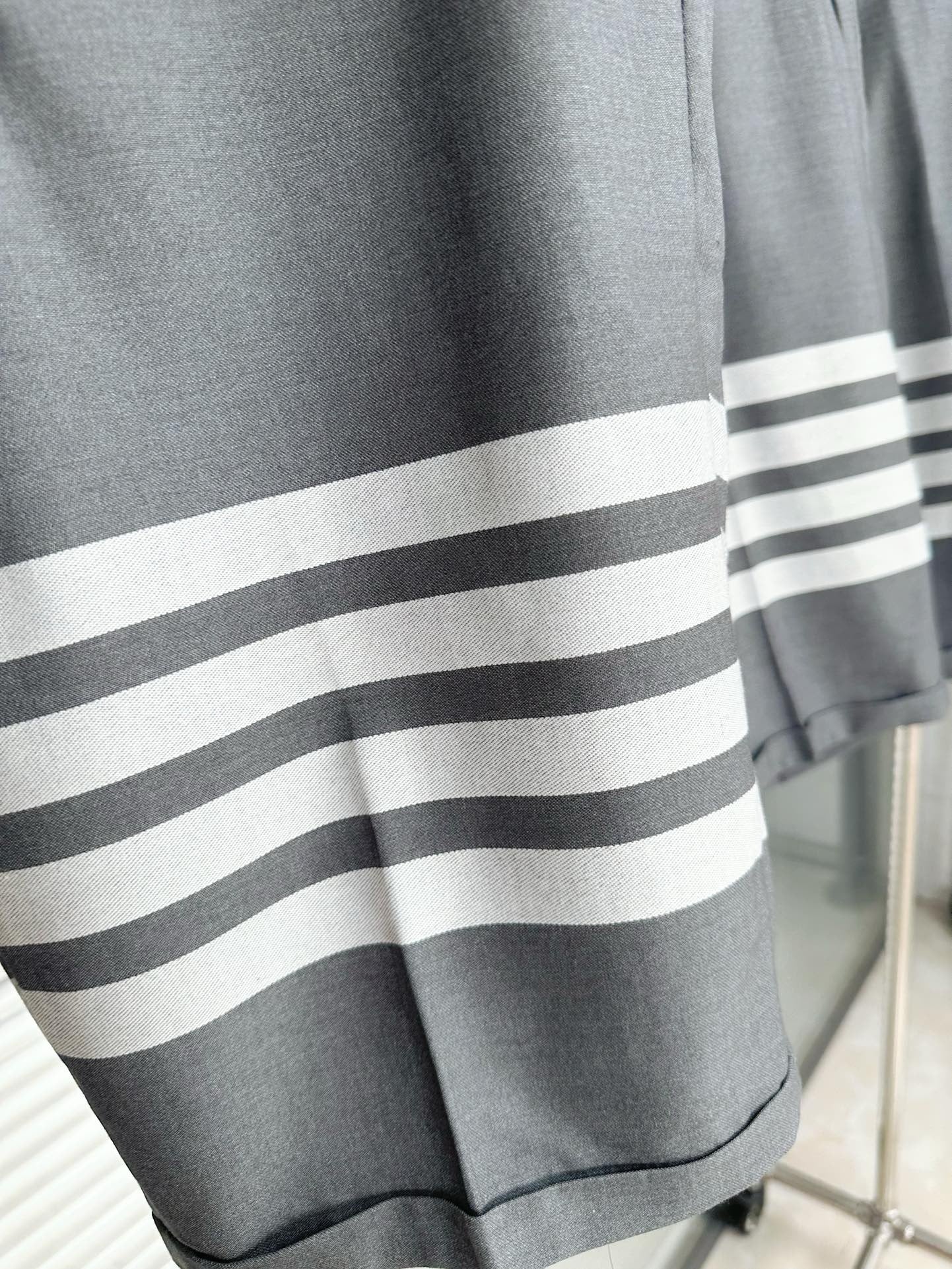 Graue Shorts