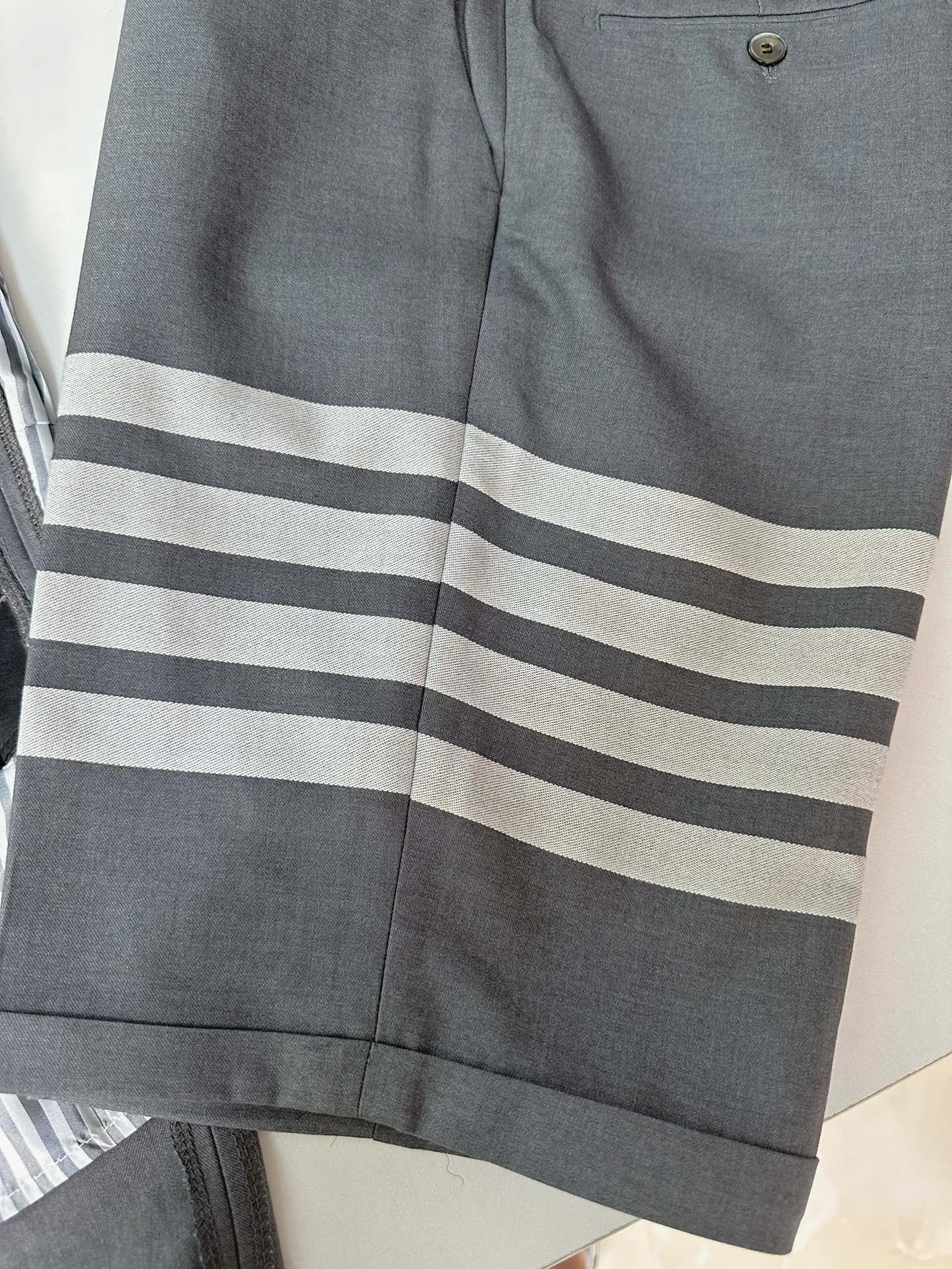 Graue Shorts