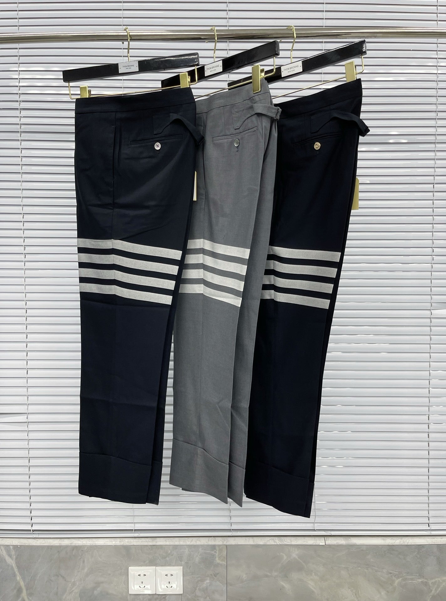 Schwarze und graue Hose