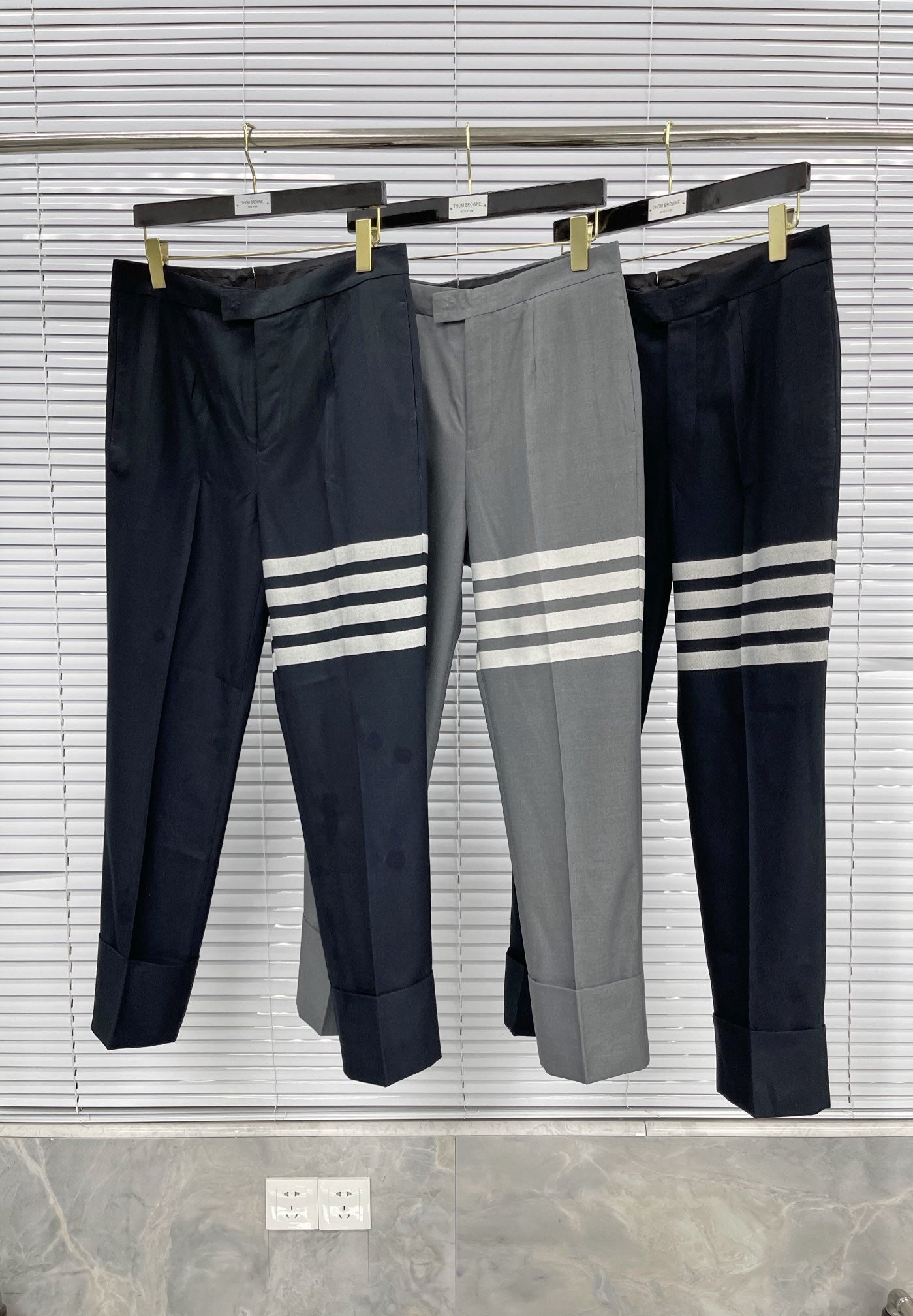 Schwarze und graue Hose