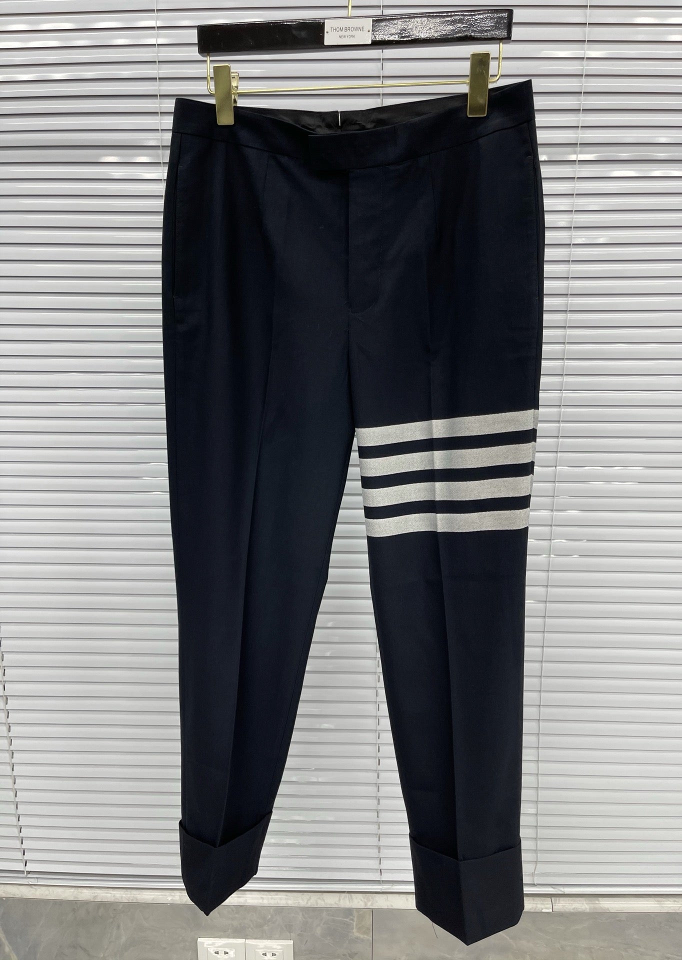 Schwarze und graue Hose