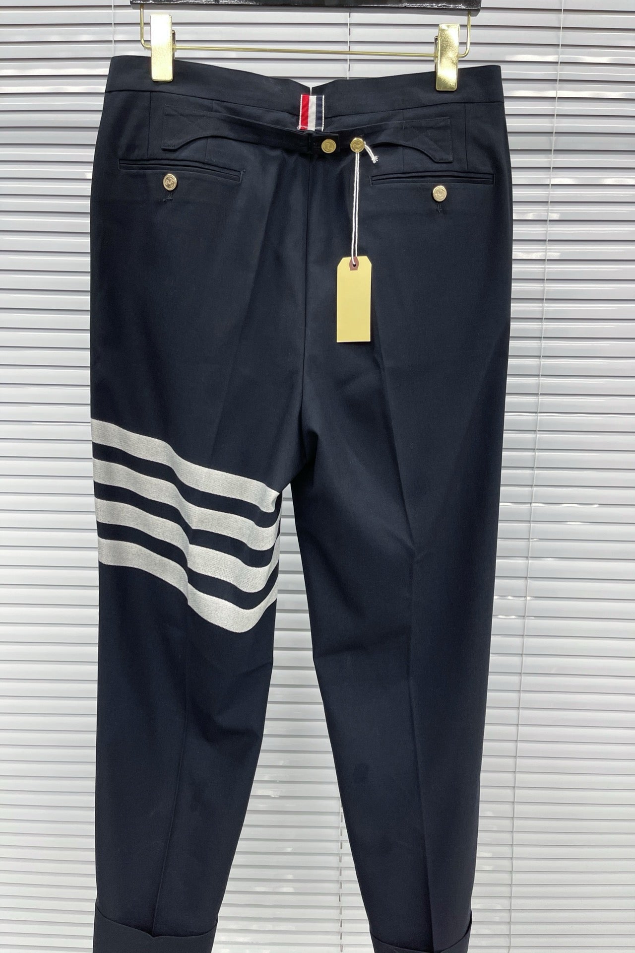 Schwarze und graue Hose