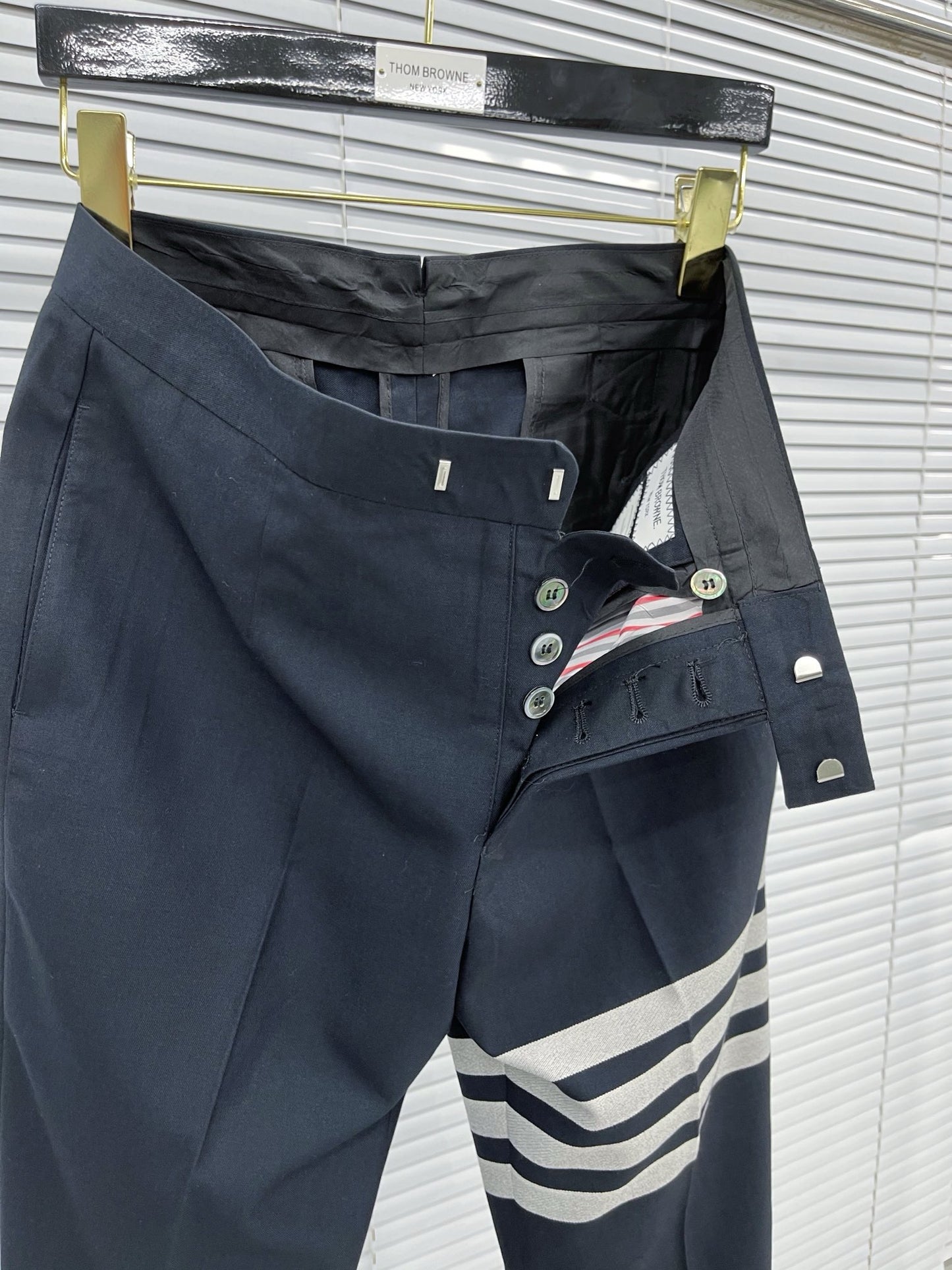 Schwarze und graue Hose