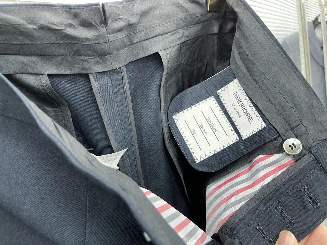 Schwarze und graue Hose