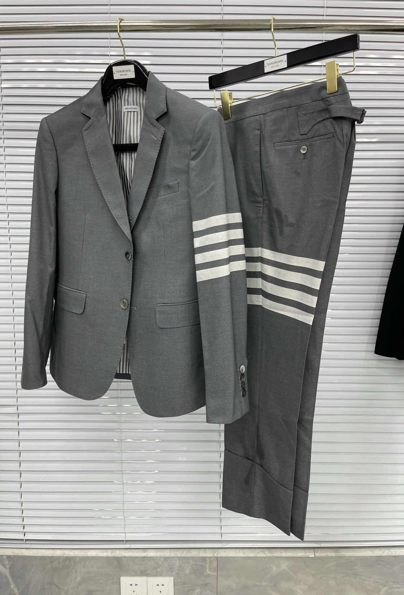 Schwarze und graue Hose