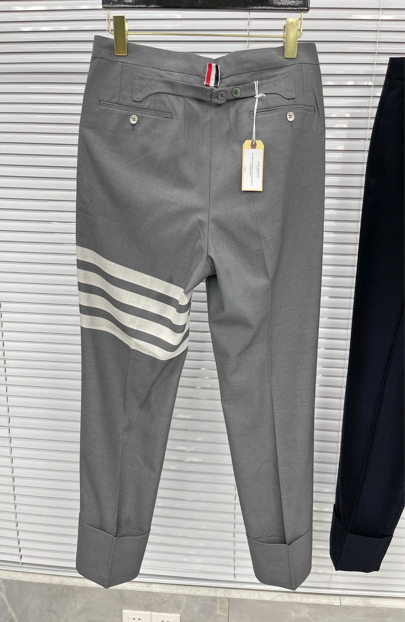 Schwarze und graue Hose