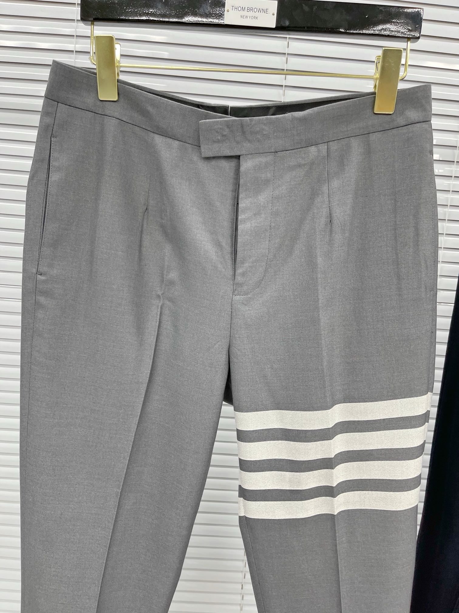 Schwarze und graue Hose