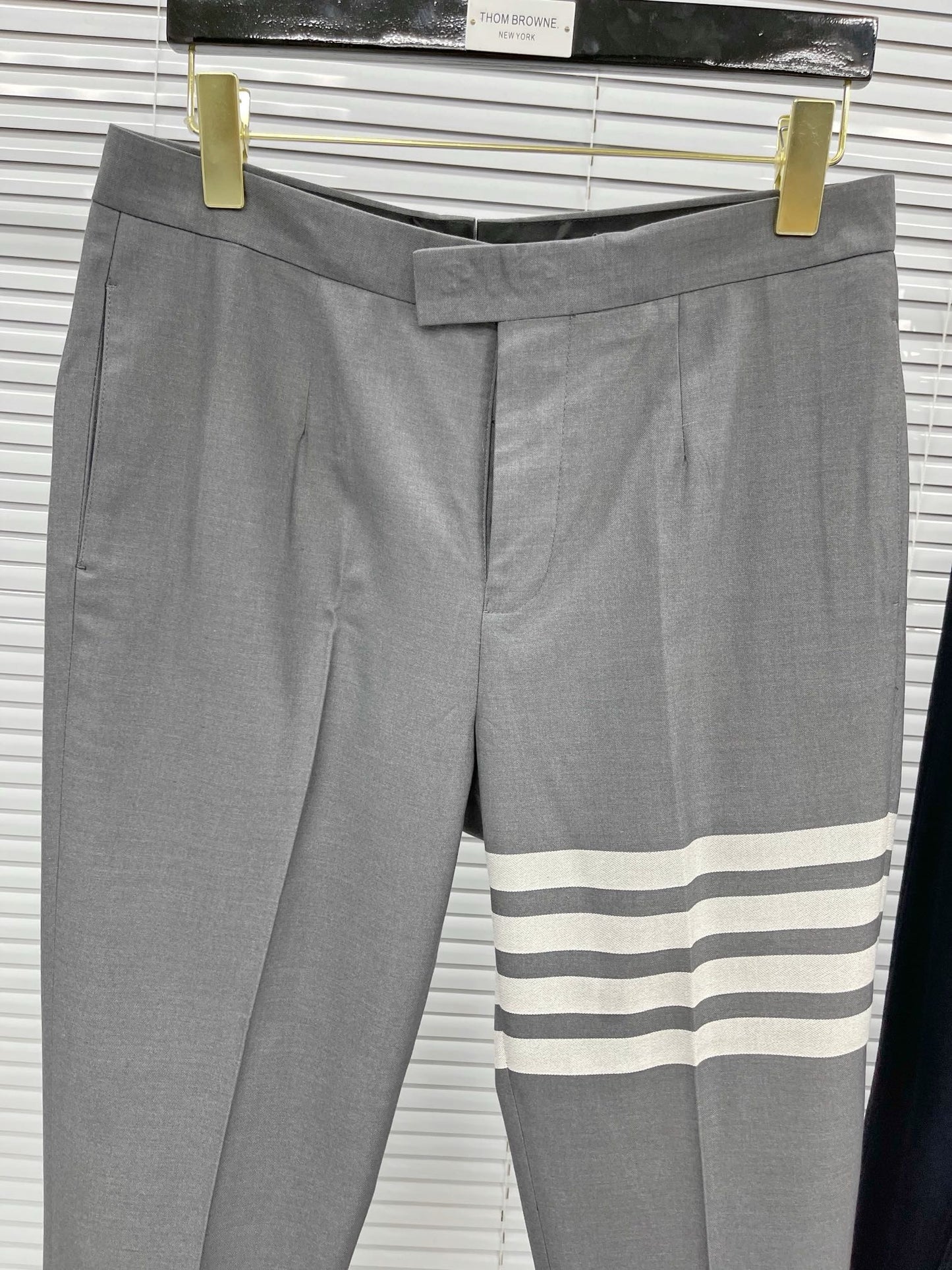 Schwarze und graue Hose