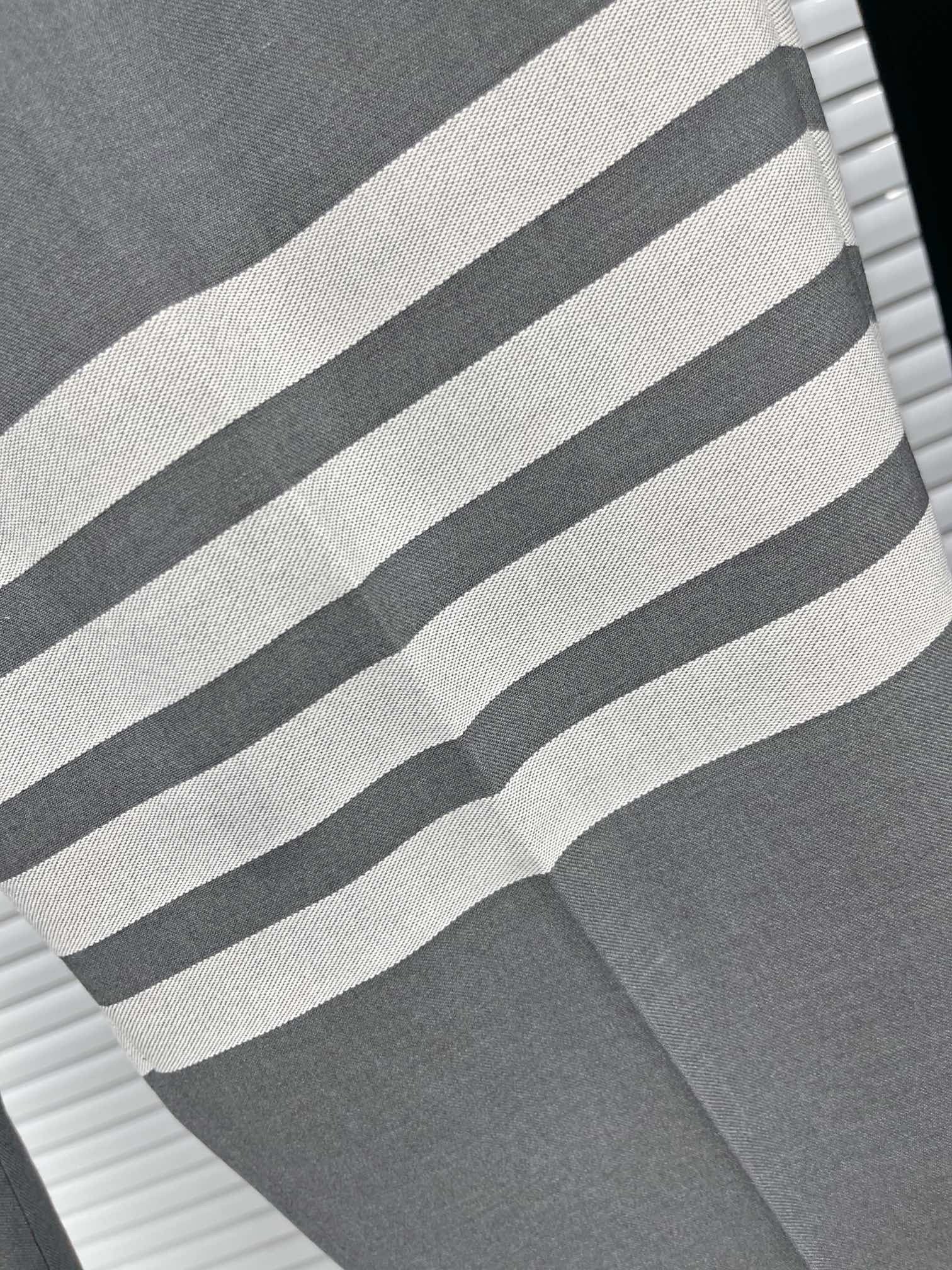 Schwarze und graue Hose