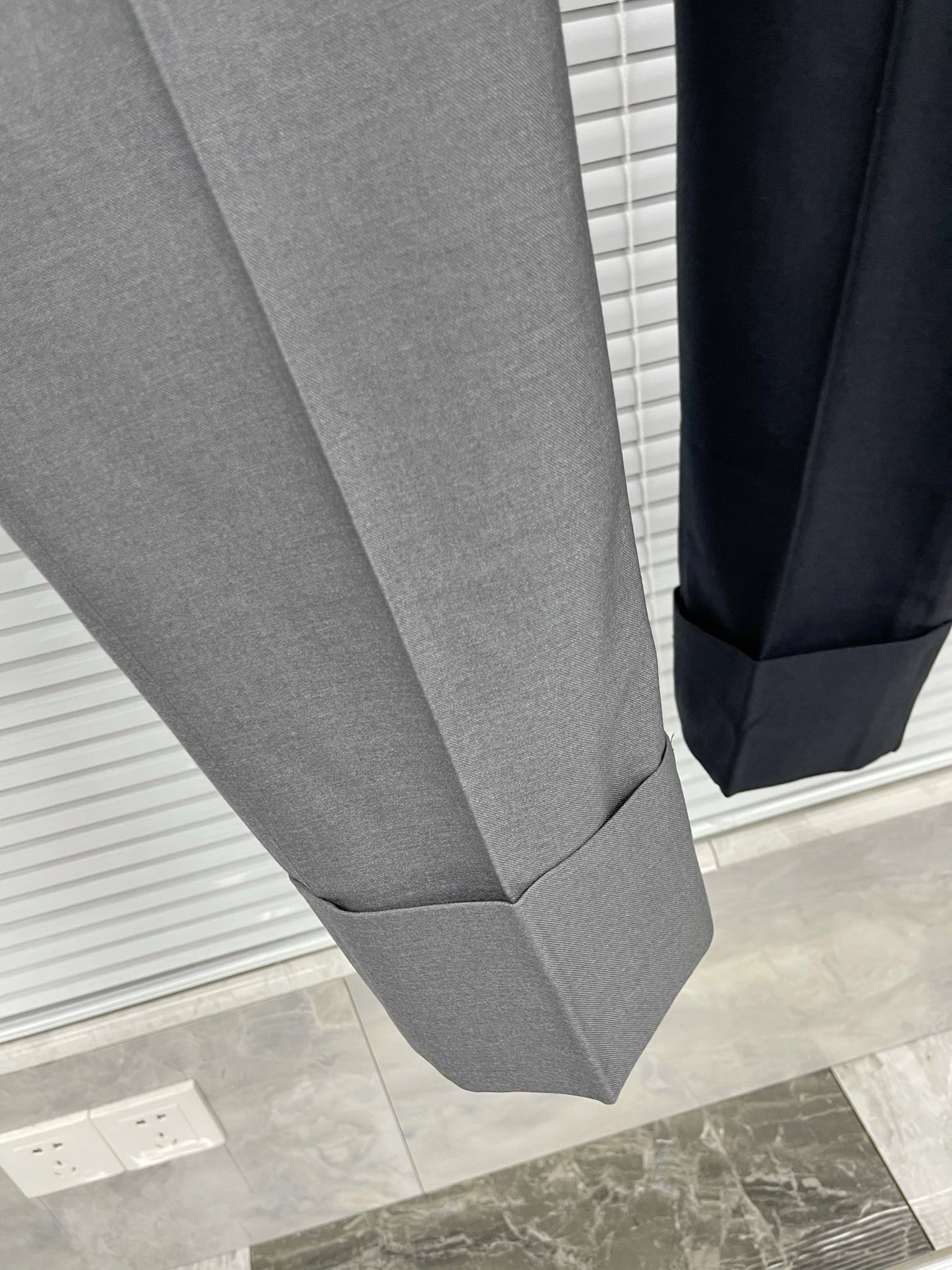 Schwarze und graue Hose