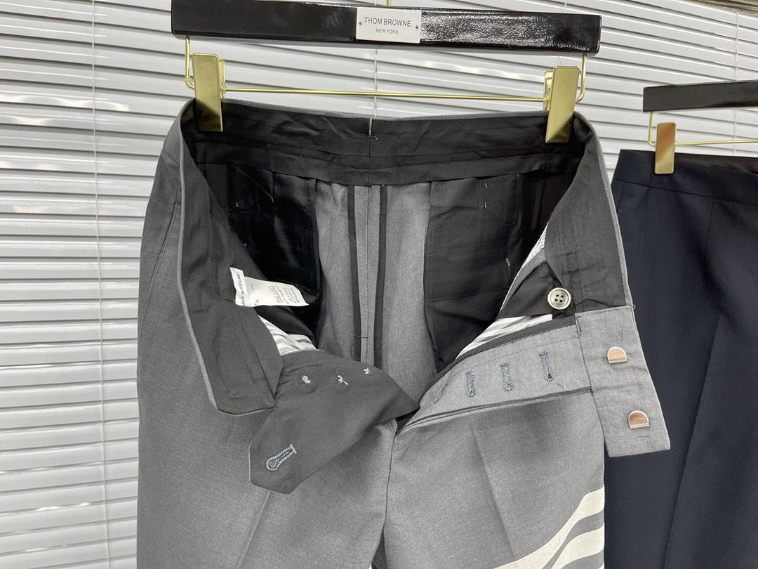 Schwarze und graue Hose