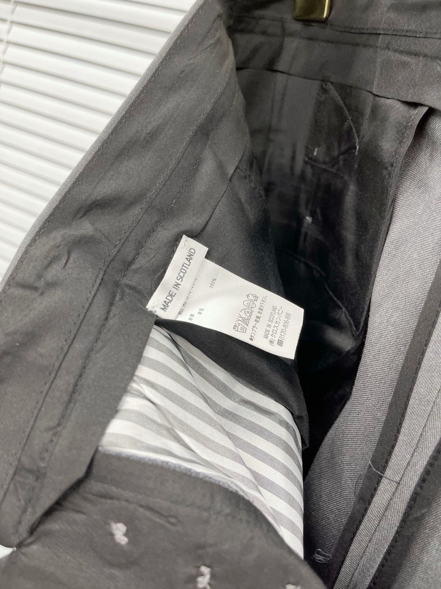 Schwarze und graue Hose