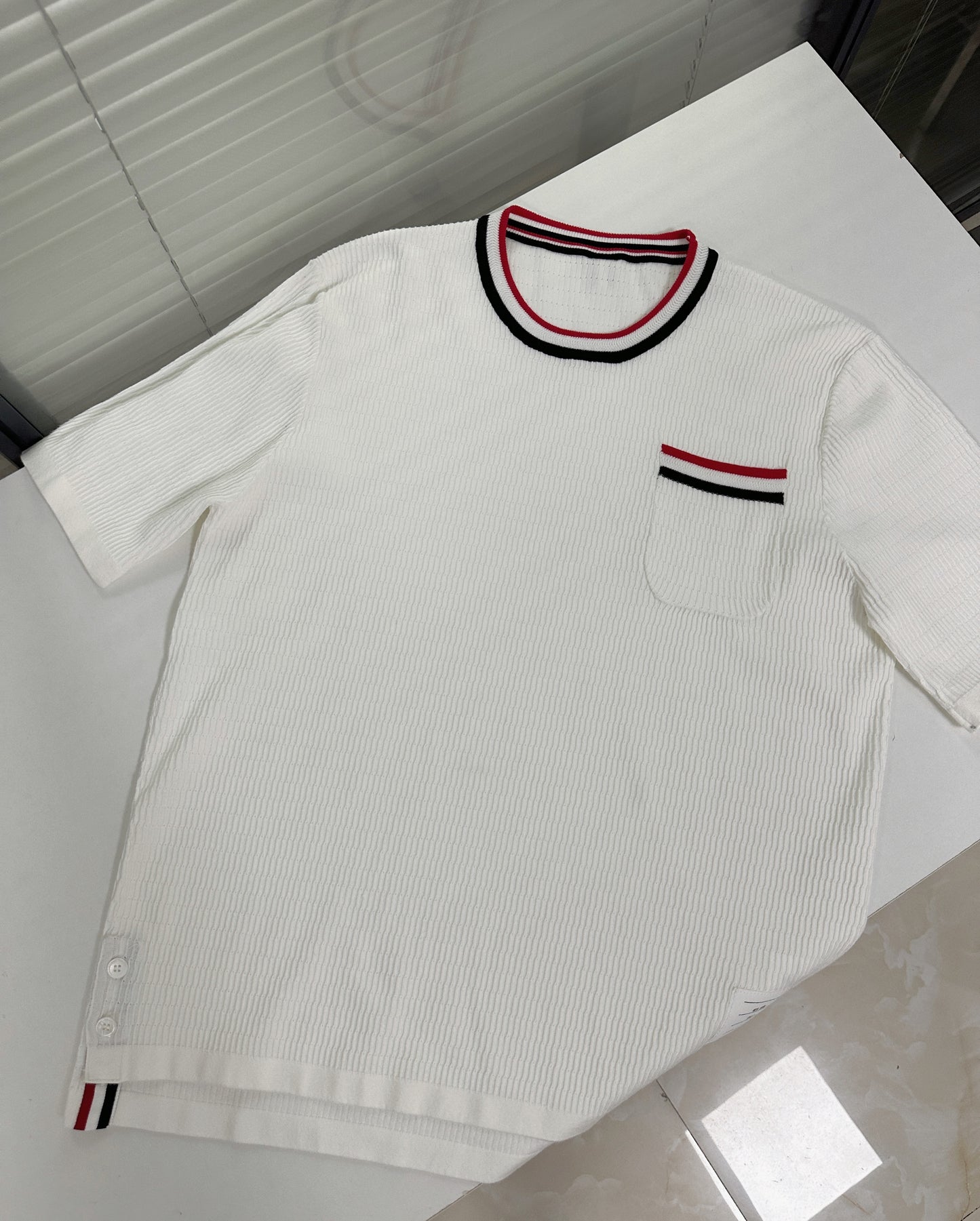 تي شيرت متعدد الألوان