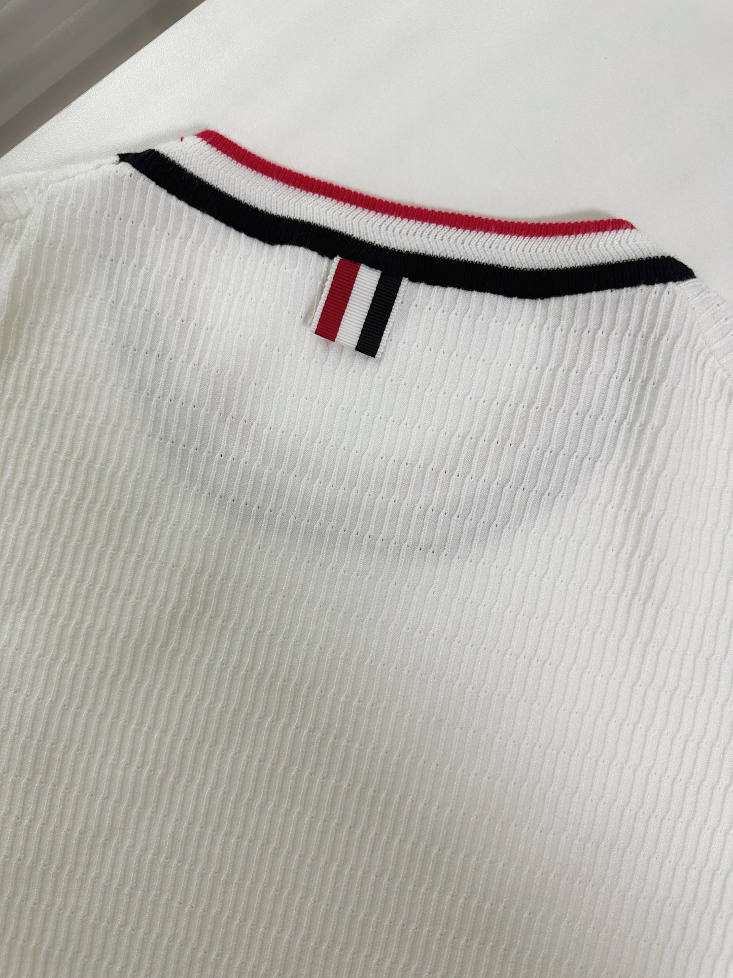 تي شيرت متعدد الألوان