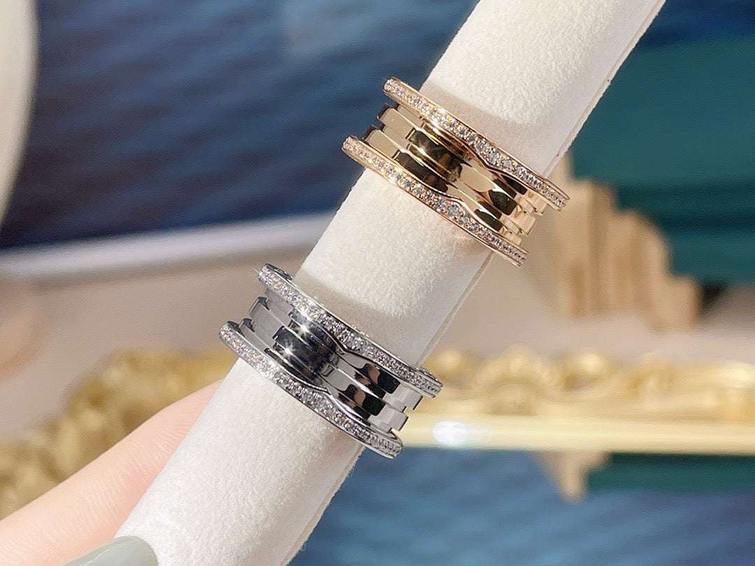 Goldener und silberner Ring