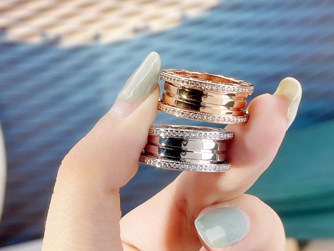 Goldener und silberner Ring