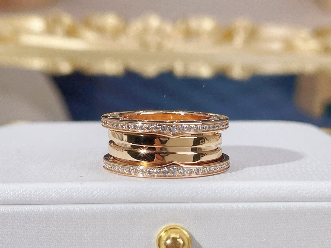 Goldener und silberner Ring