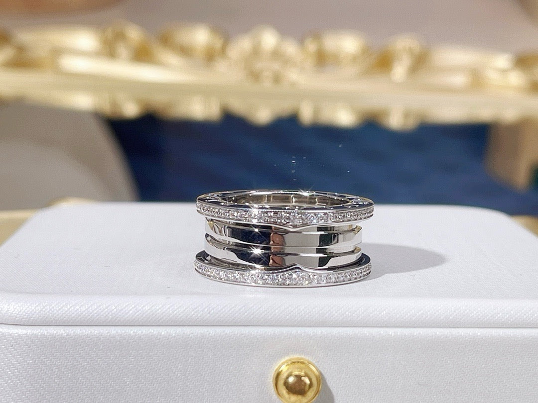Goldener und silberner Ring