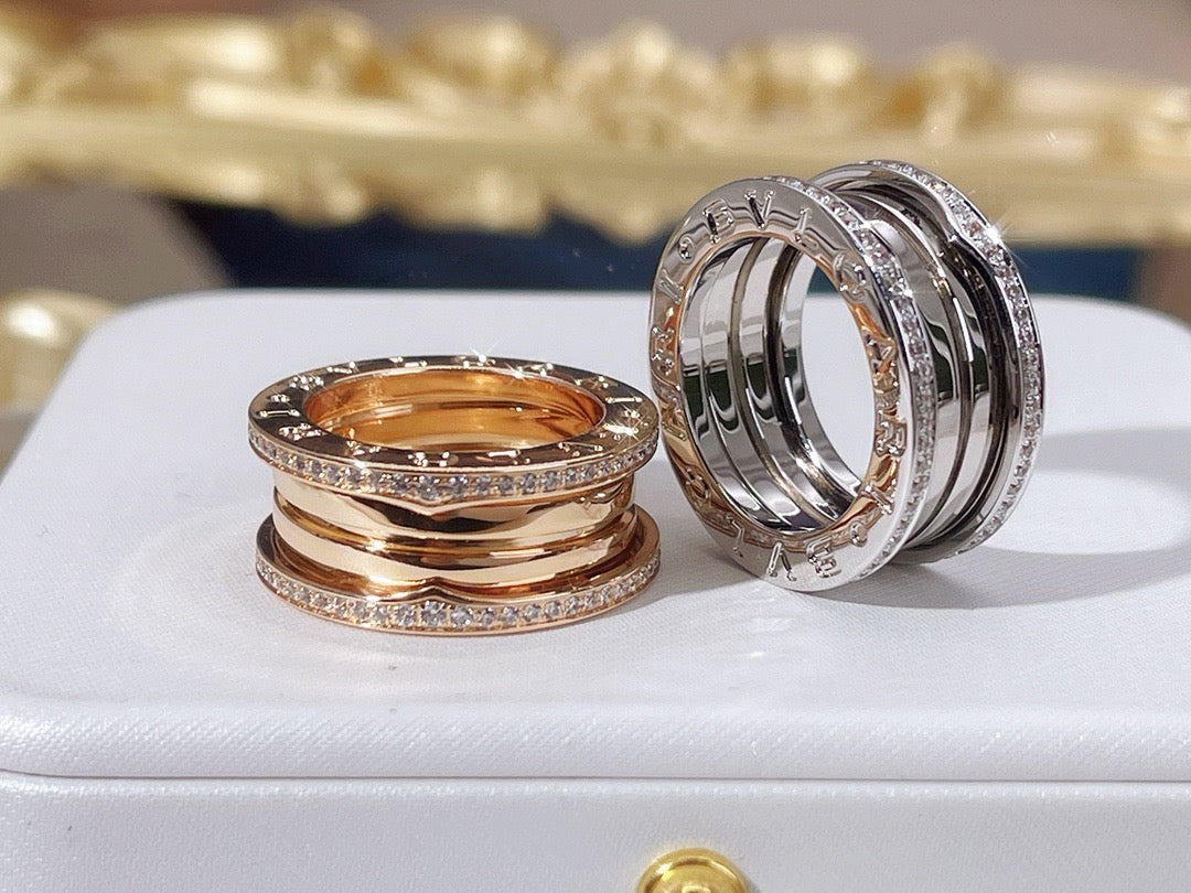 Goldener und silberner Ring