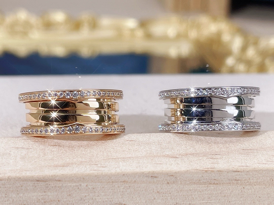 Goldener und silberner Ring