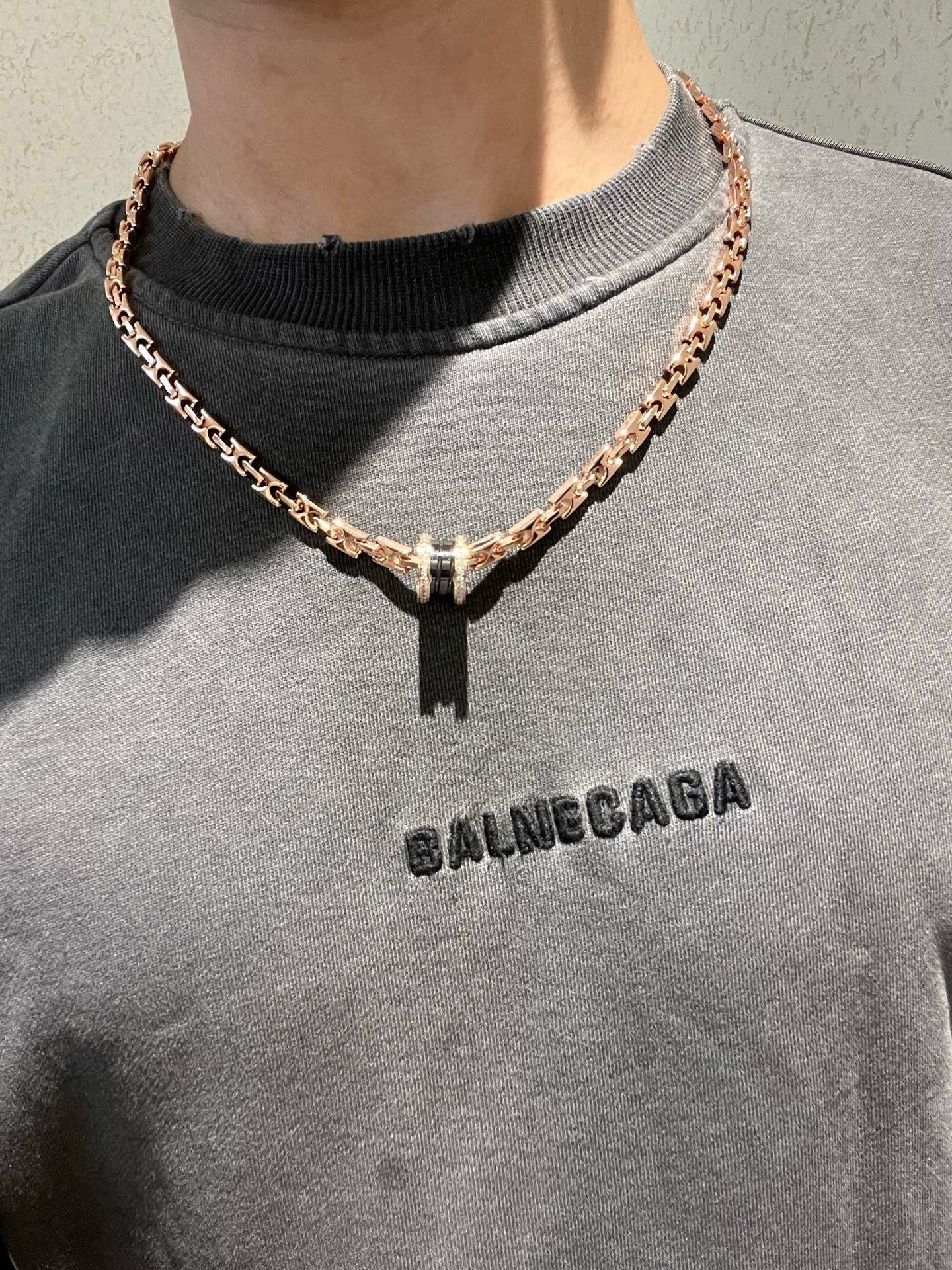 Collar negro dorado