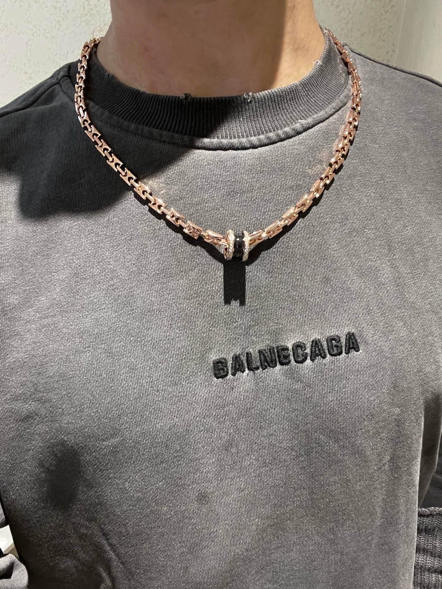 Collar negro dorado