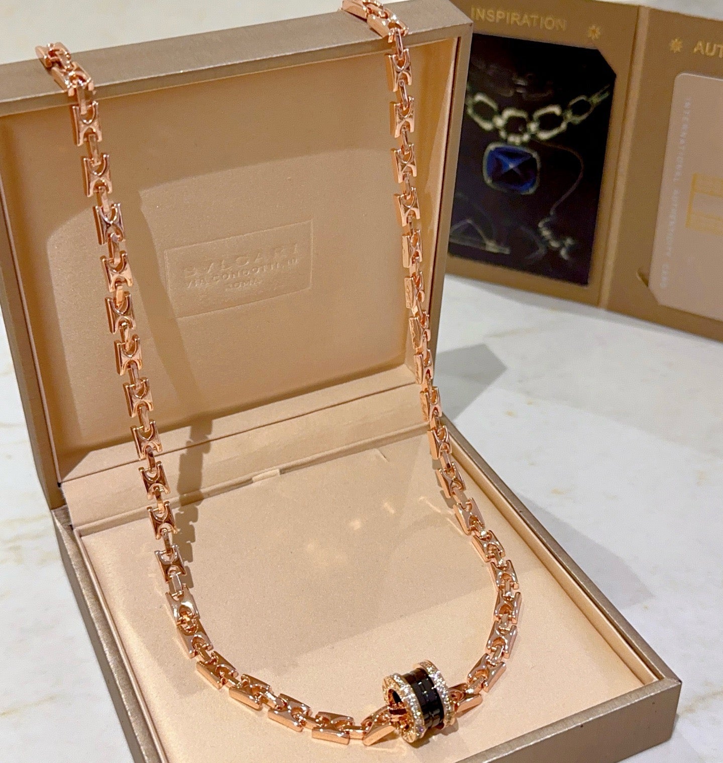 Collar negro dorado