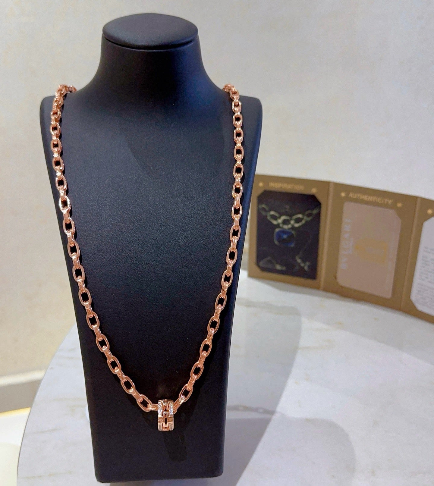 Goldenes Halsband