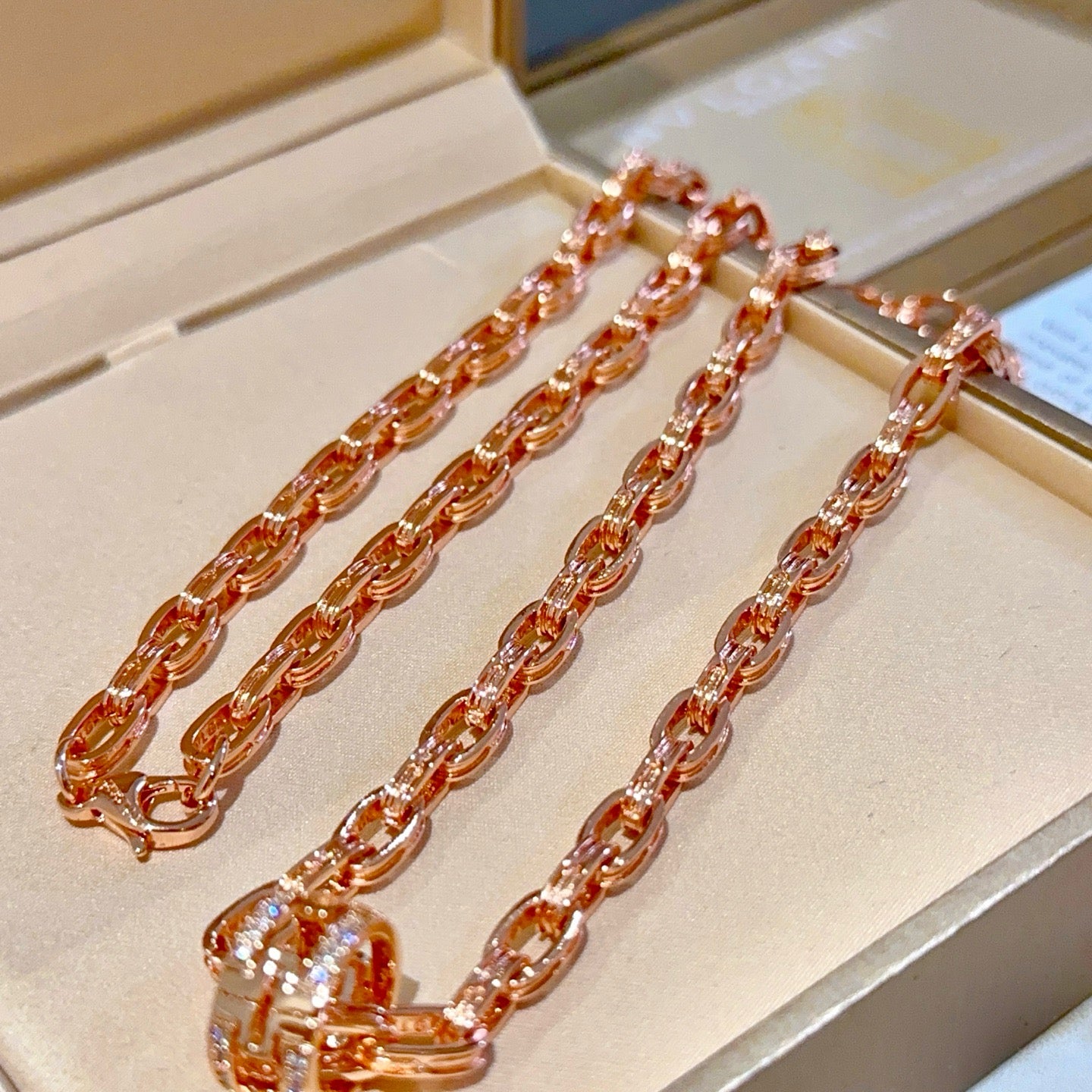 Goldenes Halsband