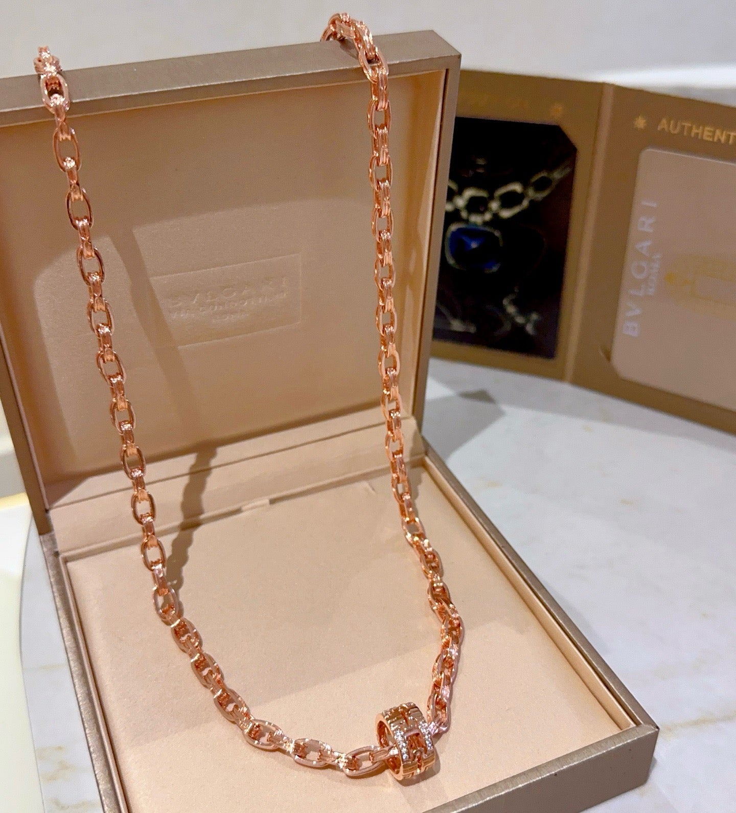 Goldenes Halsband