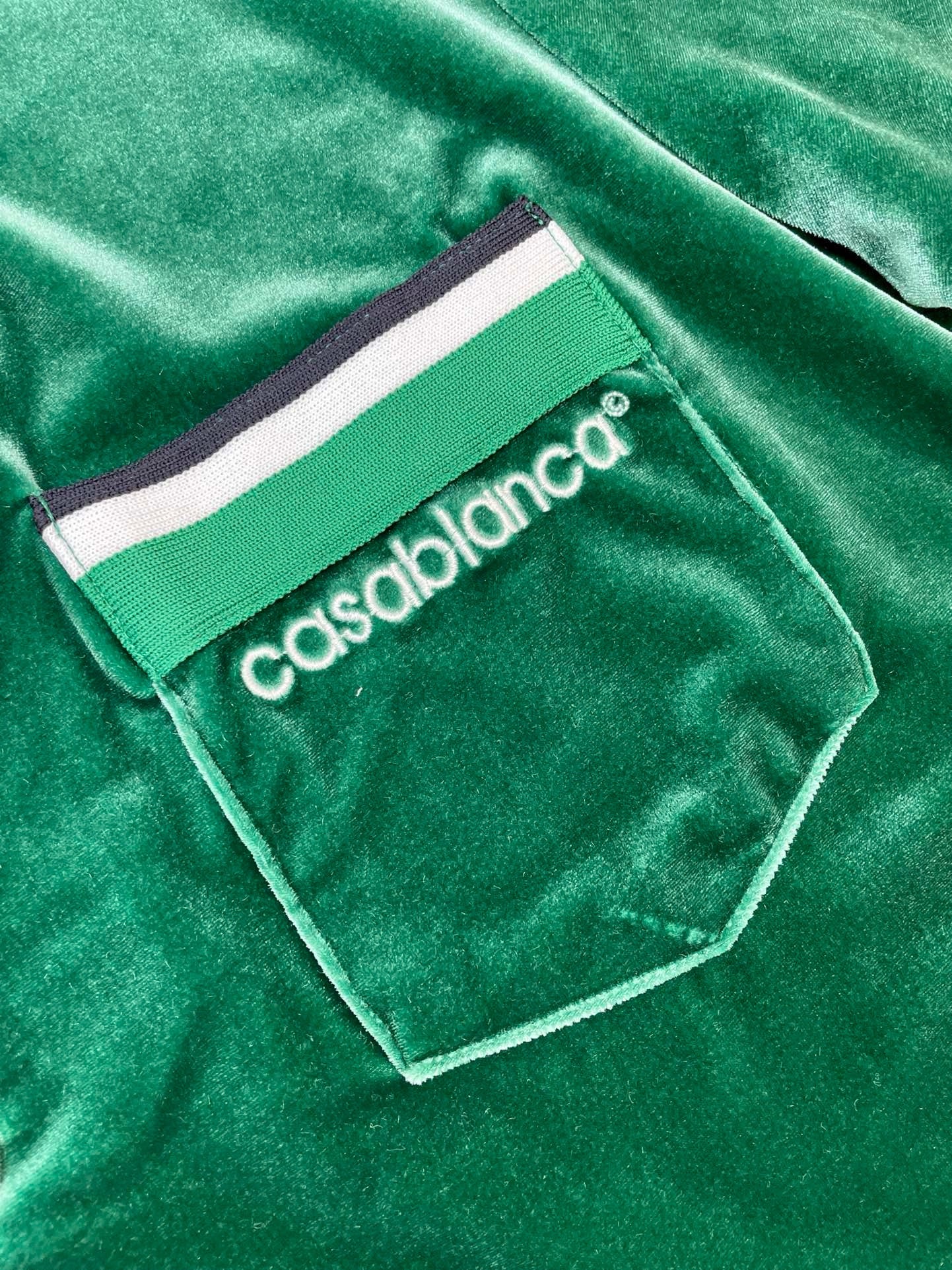 Schwarzes und grünes Hemd