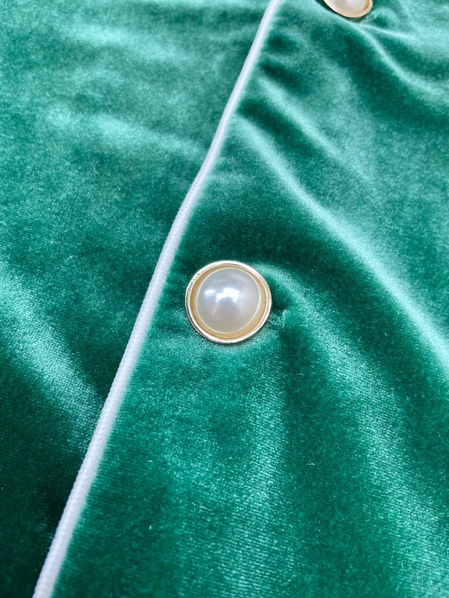 Schwarzes und grünes Hemd