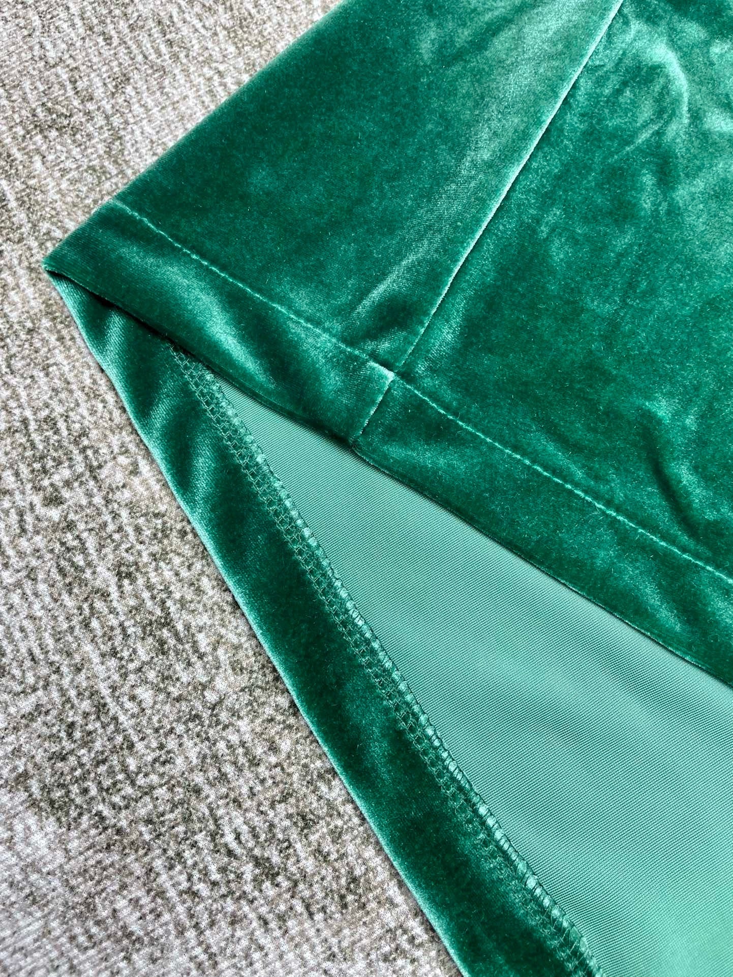 Schwarzes und grünes Hemd