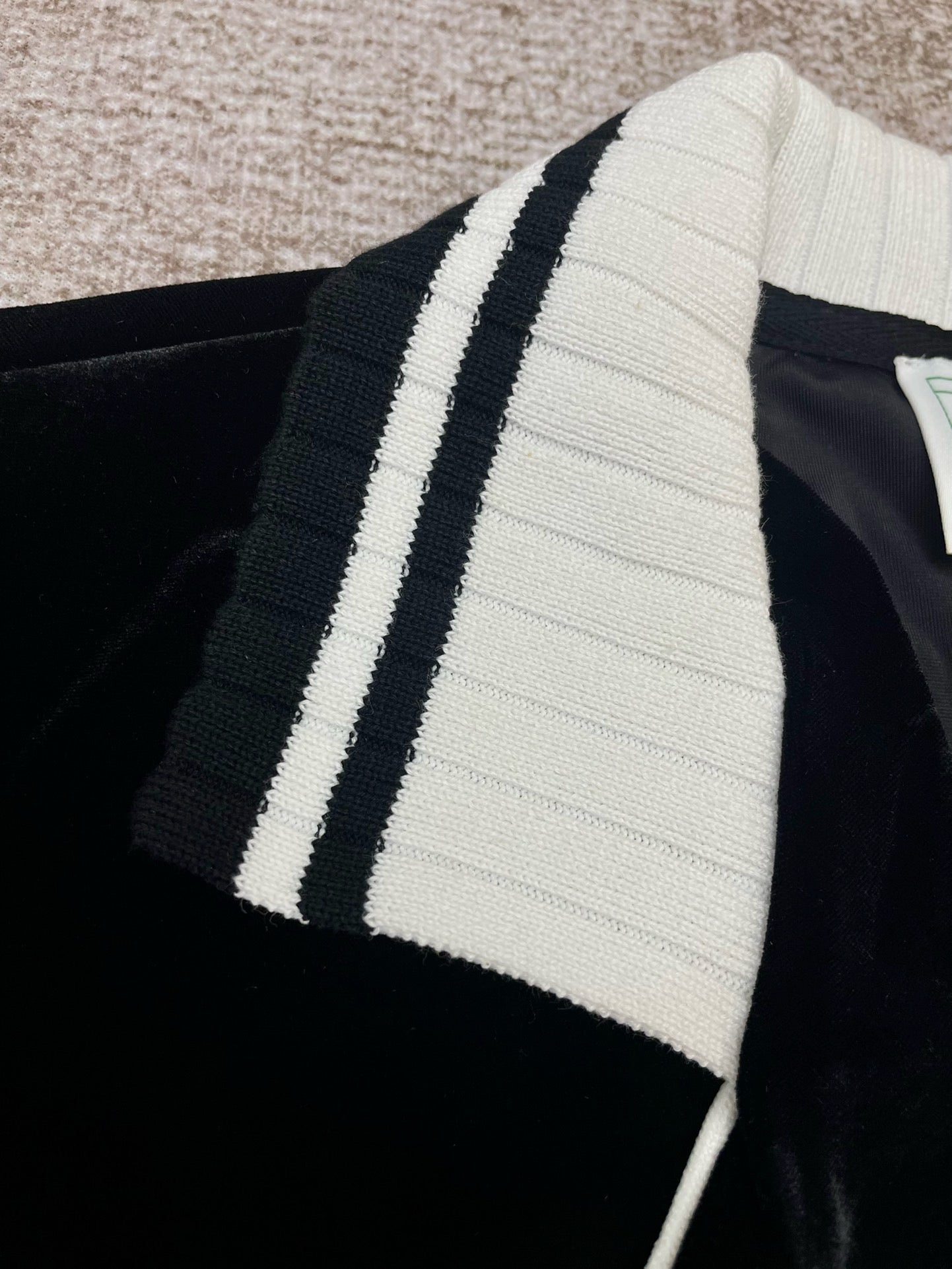 Schwarzes und grünes Hemd