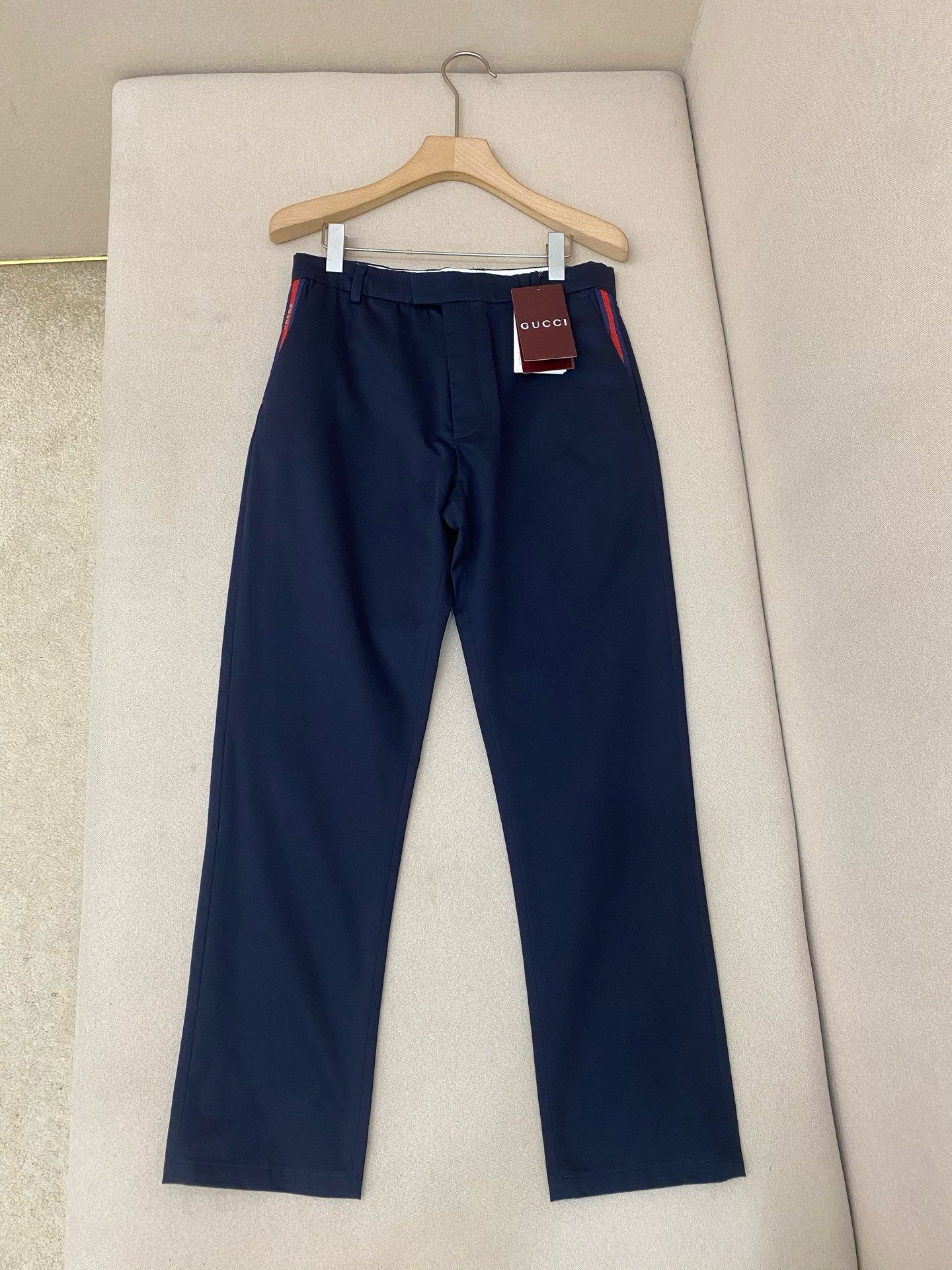 Dunkelblaue und aprikosenfarbene Hose