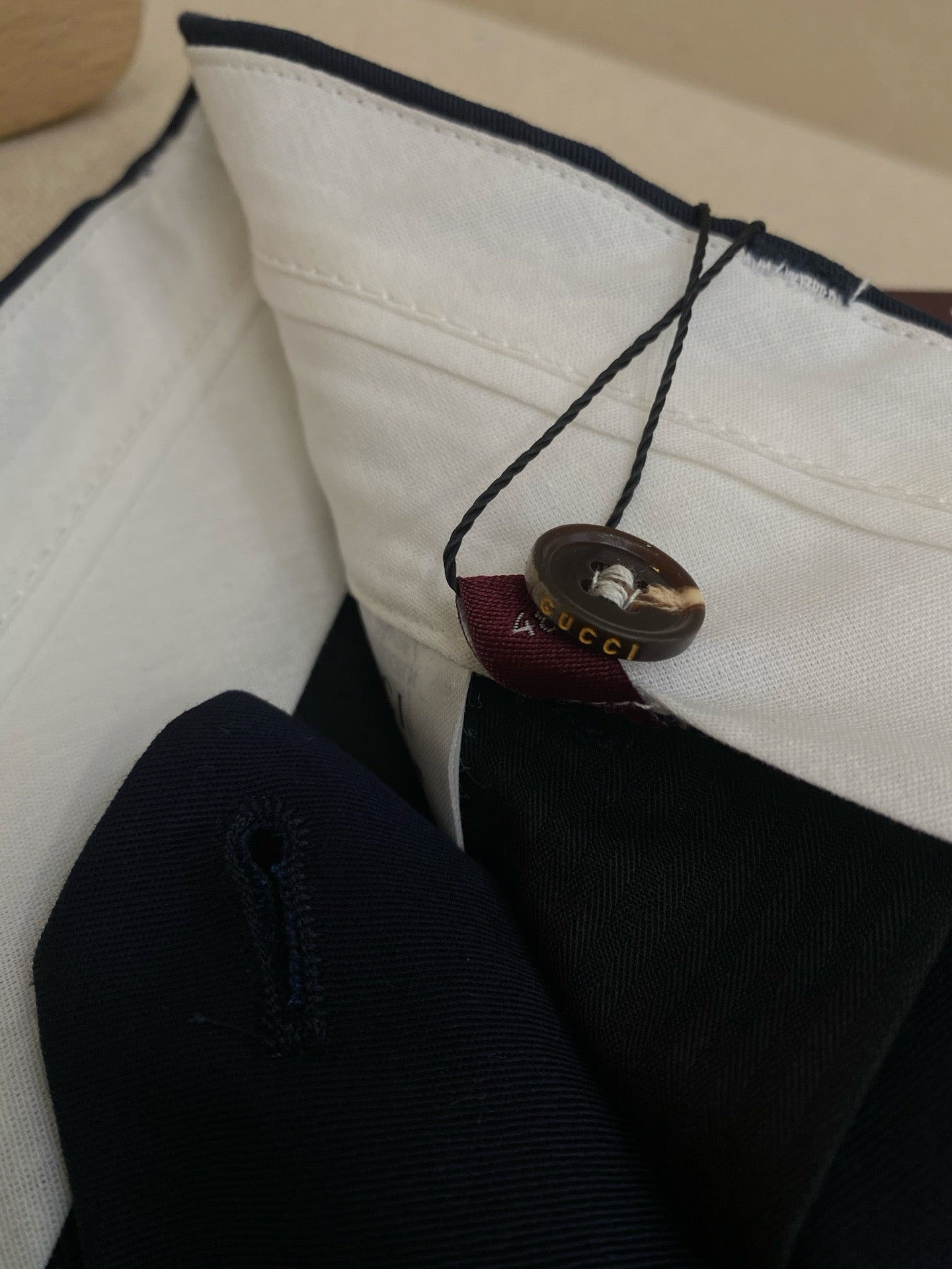 Dunkelblaue und aprikosenfarbene Hose