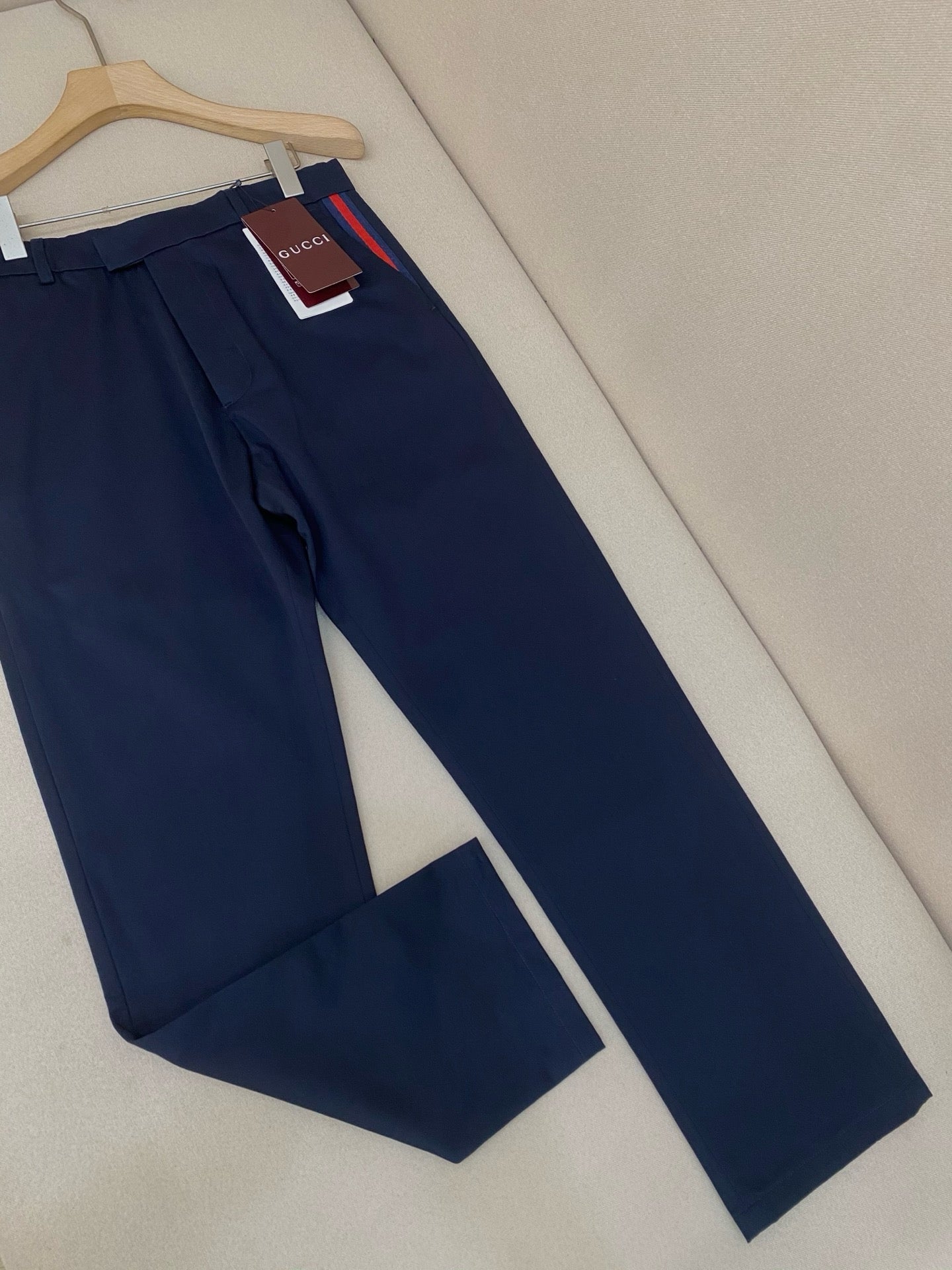 Dunkelblaue und aprikosenfarbene Hose