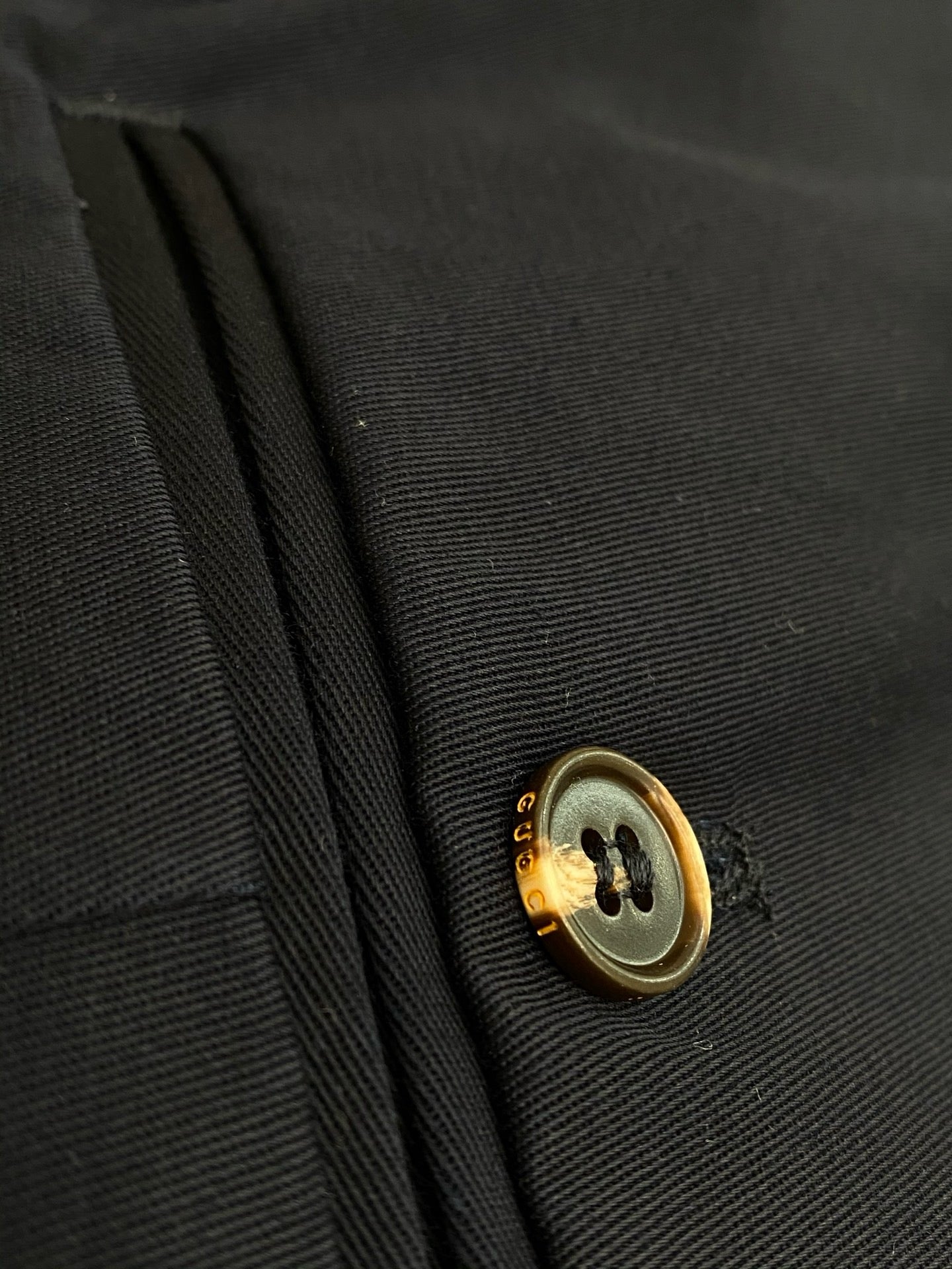 Dunkelblaue und aprikosenfarbene Hose